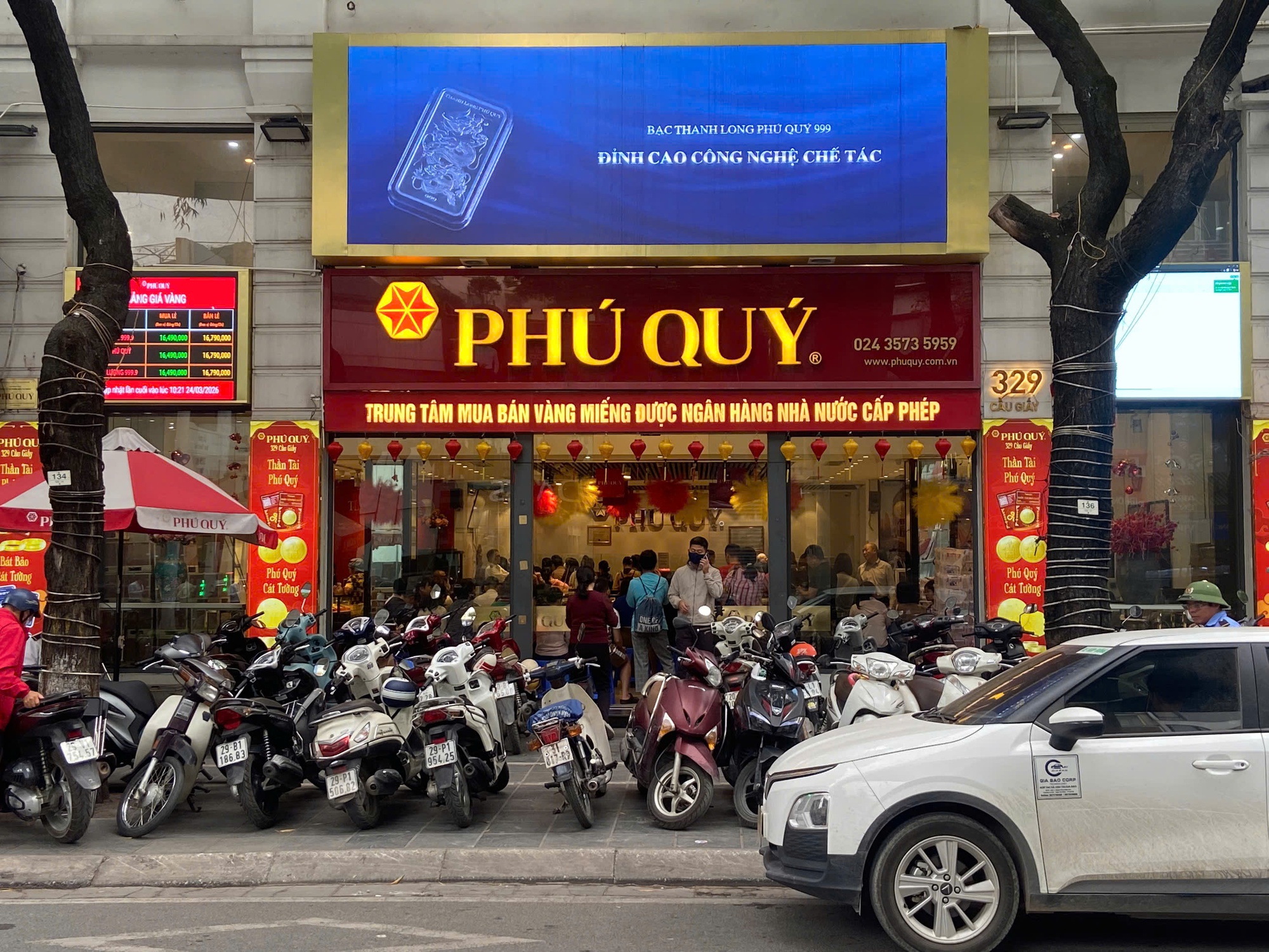 Đi mua v&agrave;ng h&ocirc;m nay: STT 58 phải chờ gần 1 tiếng, người mua 5 chỉ chấp nhận &ldquo;lấy giấy hẹn&rdquo;, 40 ng&agrave;y sau quay lại lấy v&agrave;ng- Ảnh 1.