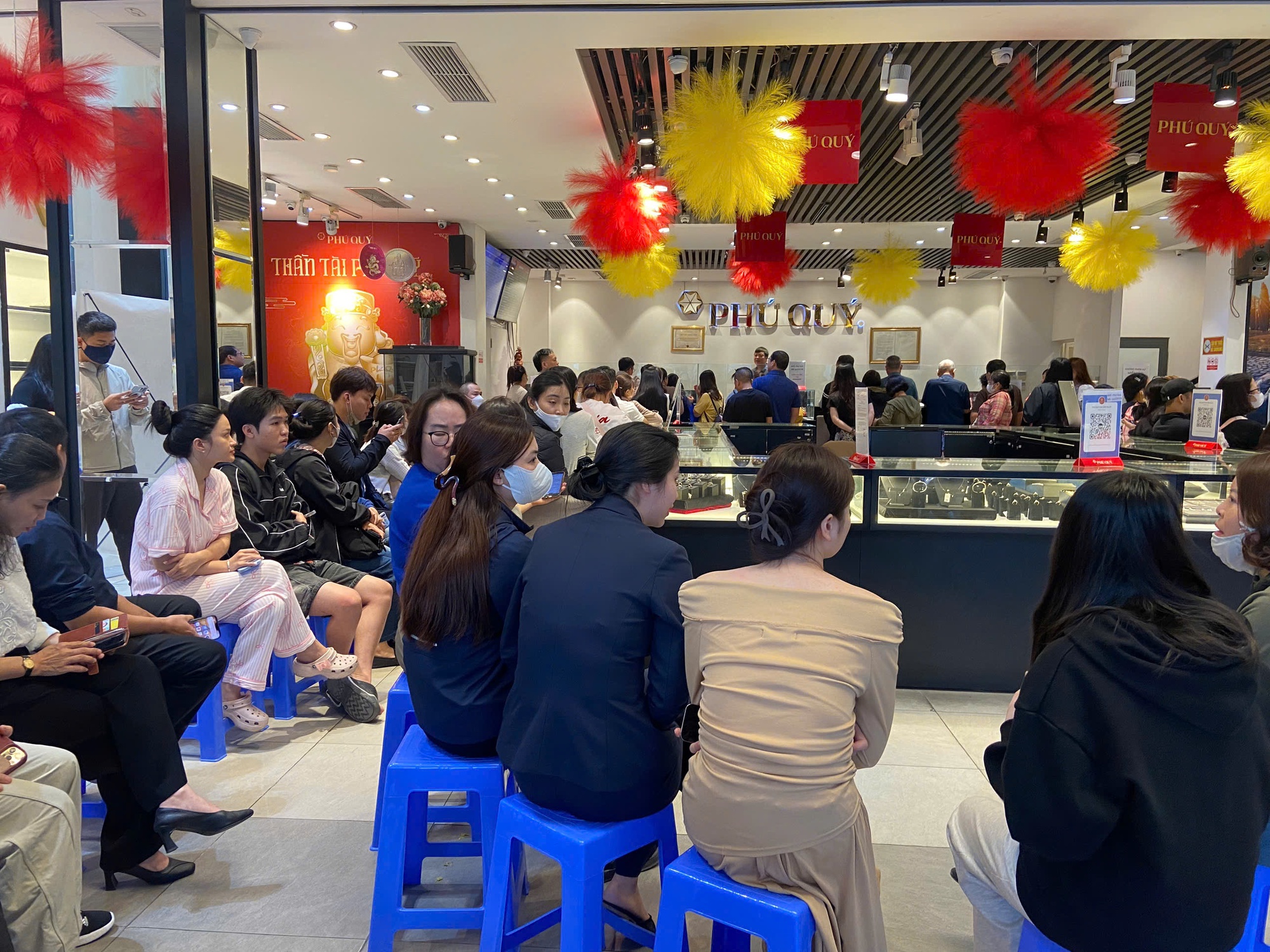 Đi mua v&agrave;ng h&ocirc;m nay: STT 58 phải chờ gần 1 tiếng, người mua 5 chỉ chấp nhận &ldquo;lấy giấy hẹn&rdquo;, 40 ng&agrave;y sau quay lại lấy v&agrave;ng- Ảnh 2.