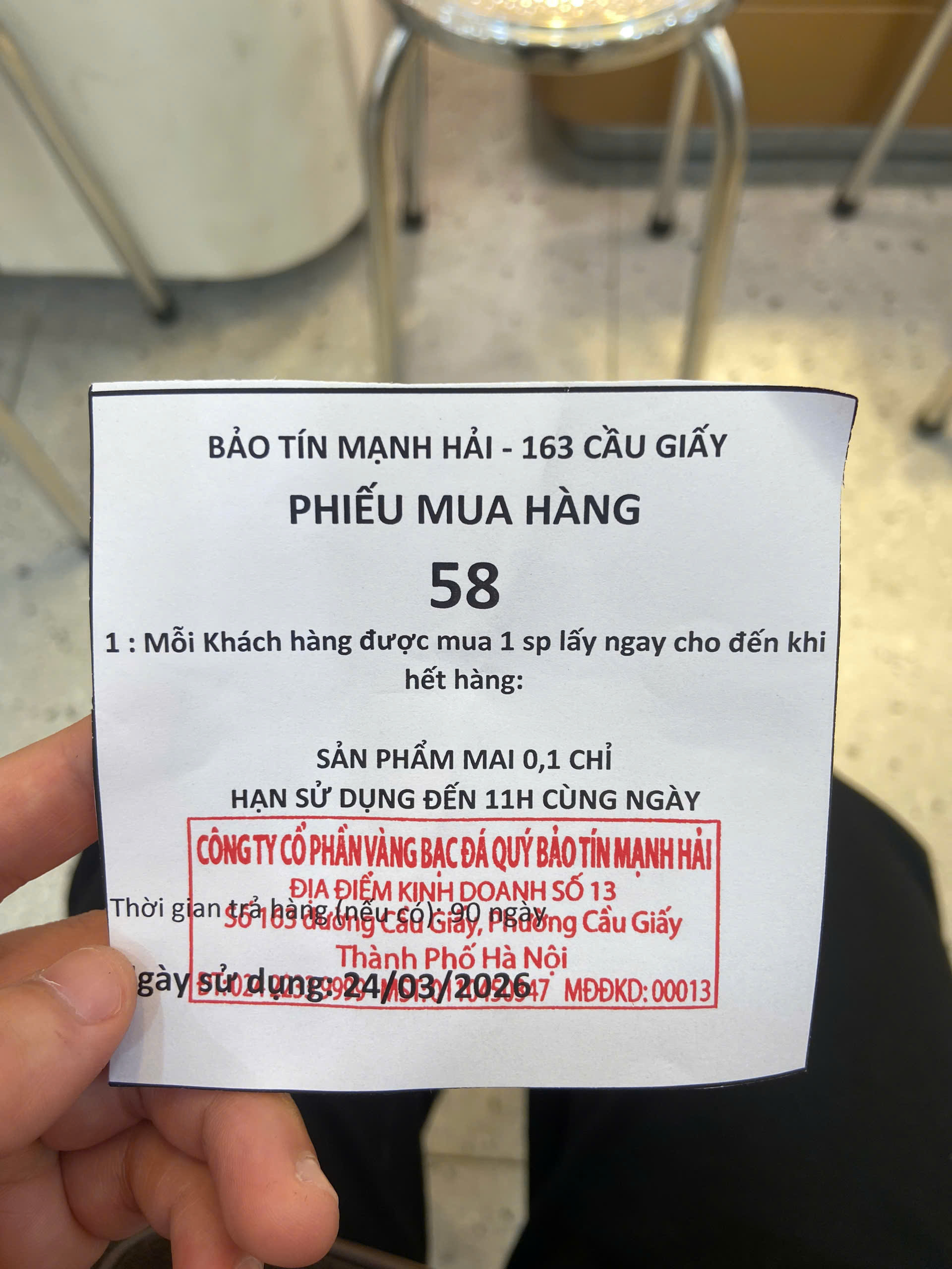 Đi mua v&agrave;ng h&ocirc;m nay: STT 58 phải chờ gần 1 tiếng, người mua 5 chỉ chấp nhận &ldquo;lấy giấy hẹn&rdquo;, 40 ng&agrave;y sau quay lại lấy v&agrave;ng- Ảnh 4.