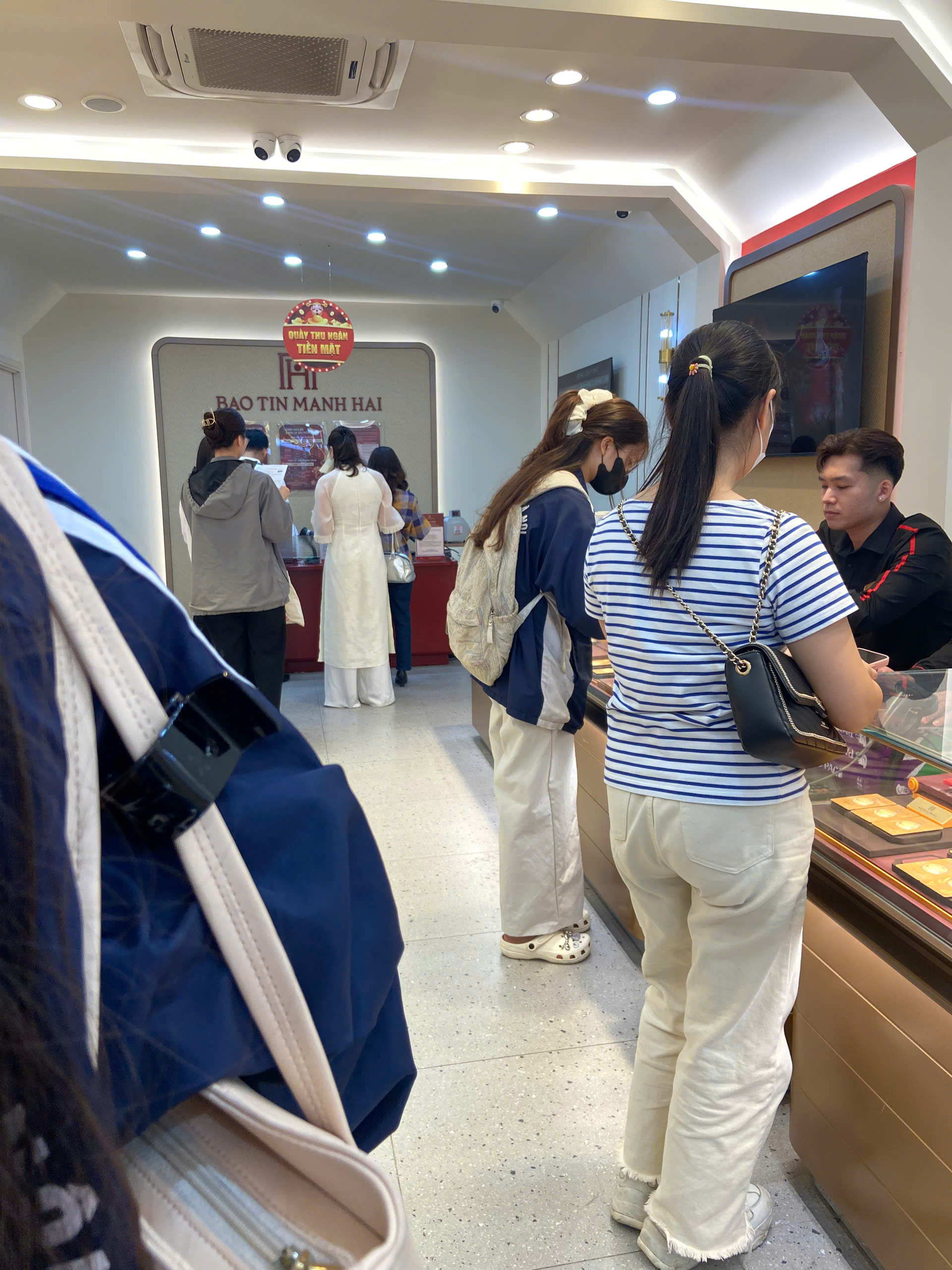 Đi mua v&agrave;ng h&ocirc;m nay: STT 58 phải chờ gần 1 tiếng, người mua 5 chỉ chấp nhận &ldquo;lấy giấy hẹn&rdquo;, 40 ng&agrave;y sau quay lại lấy v&agrave;ng- Ảnh 5.