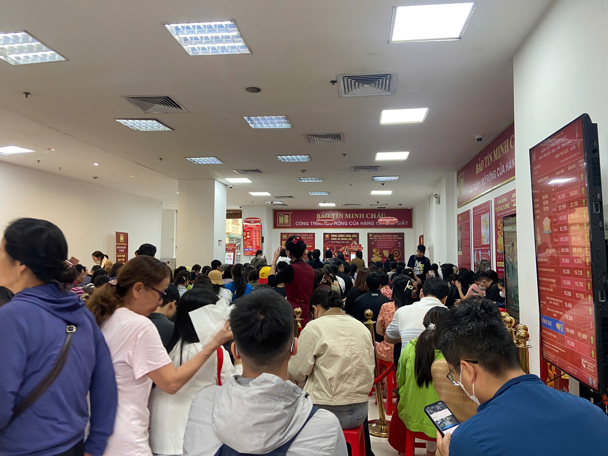 Đi mua v&agrave;ng h&ocirc;m nay: STT 58 phải chờ gần 1 tiếng, người mua 5 chỉ chấp nhận &ldquo;lấy giấy hẹn&rdquo;, 40 ng&agrave;y sau quay lại lấy v&agrave;ng- Ảnh 3.