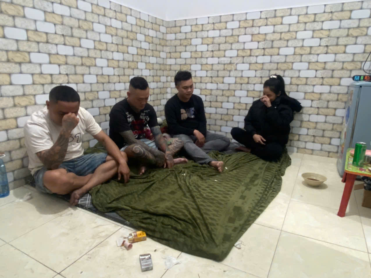 Ập v&agrave;o ph&ograve;ng trọ, bắt Ng&ocirc; Thị Hằng SN 2001 v&agrave; 3 người đ&agrave;n &ocirc;ng- Ảnh 1.