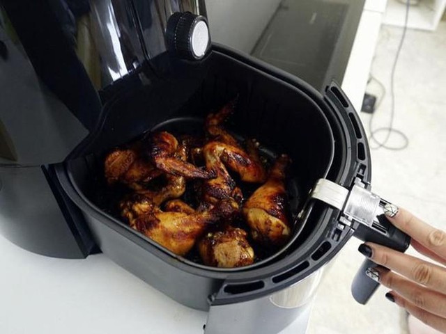 Cảnh b&aacute;o đặc biệt tới những gia đ&igrave;nh đang c&oacute; nồi chi&ecirc;n kh&ocirc;ng dầu- Ảnh 1.