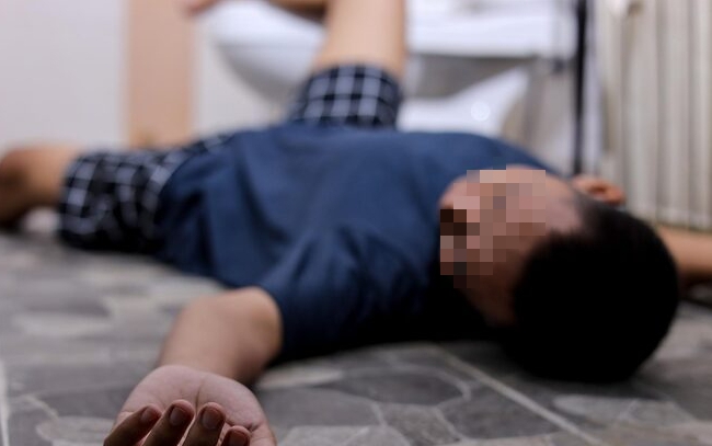 Người đ&agrave;n &ocirc;ng tử vong v&igrave;... rặn qu&aacute; mạnh khi đi vệ sinh: 4 nh&oacute;m người được b&aacute;c sĩ cảnh b&aacute;o 