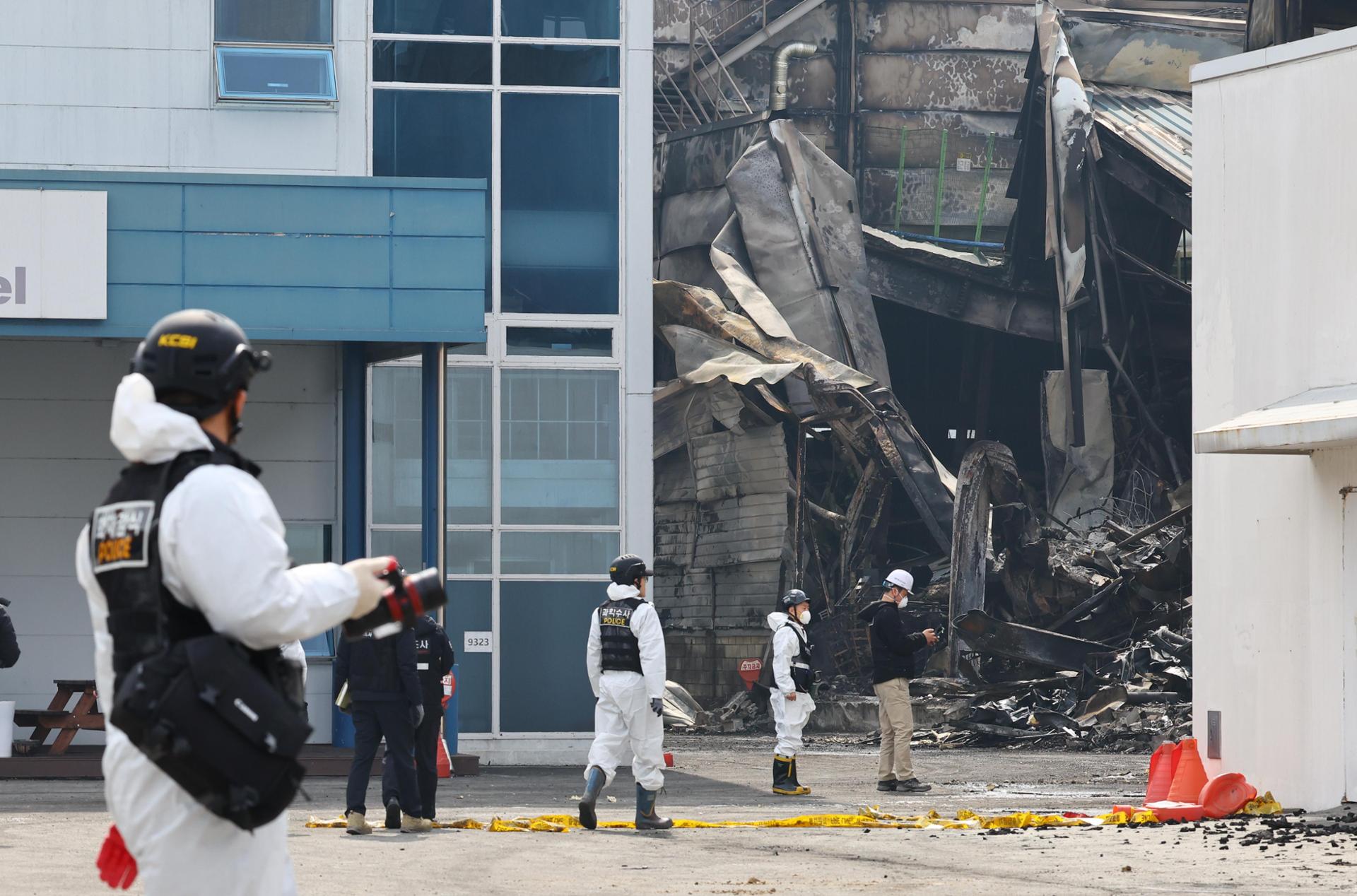 Ch&aacute;y nh&agrave; m&aacute;y ở H&agrave;n Quốc l&agrave;m 14 người chết, CEO bị lộ ph&aacute;t ng&ocirc;n g&acirc;y phẫn nộ- Ảnh 2.