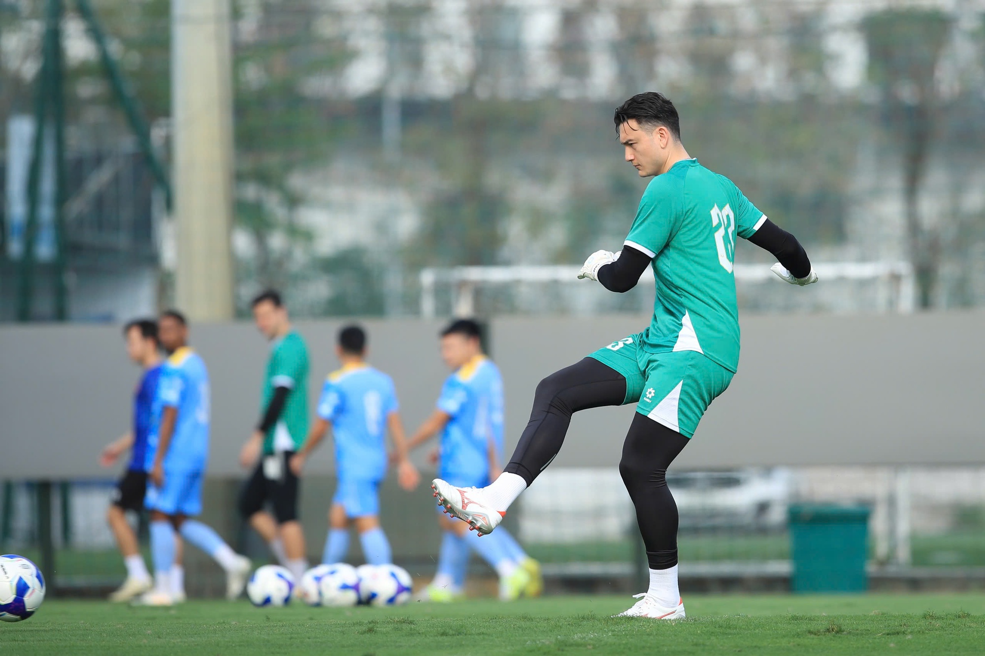 Thủ m&ocirc;n Trung Ki&ecirc;n chạy hớt hải v&igrave; qu&ecirc;n đồ tập nhưng khoảnh khắc n&agrave;o cũng thấy đ&aacute;ng y&ecirc;u- Ảnh 12.