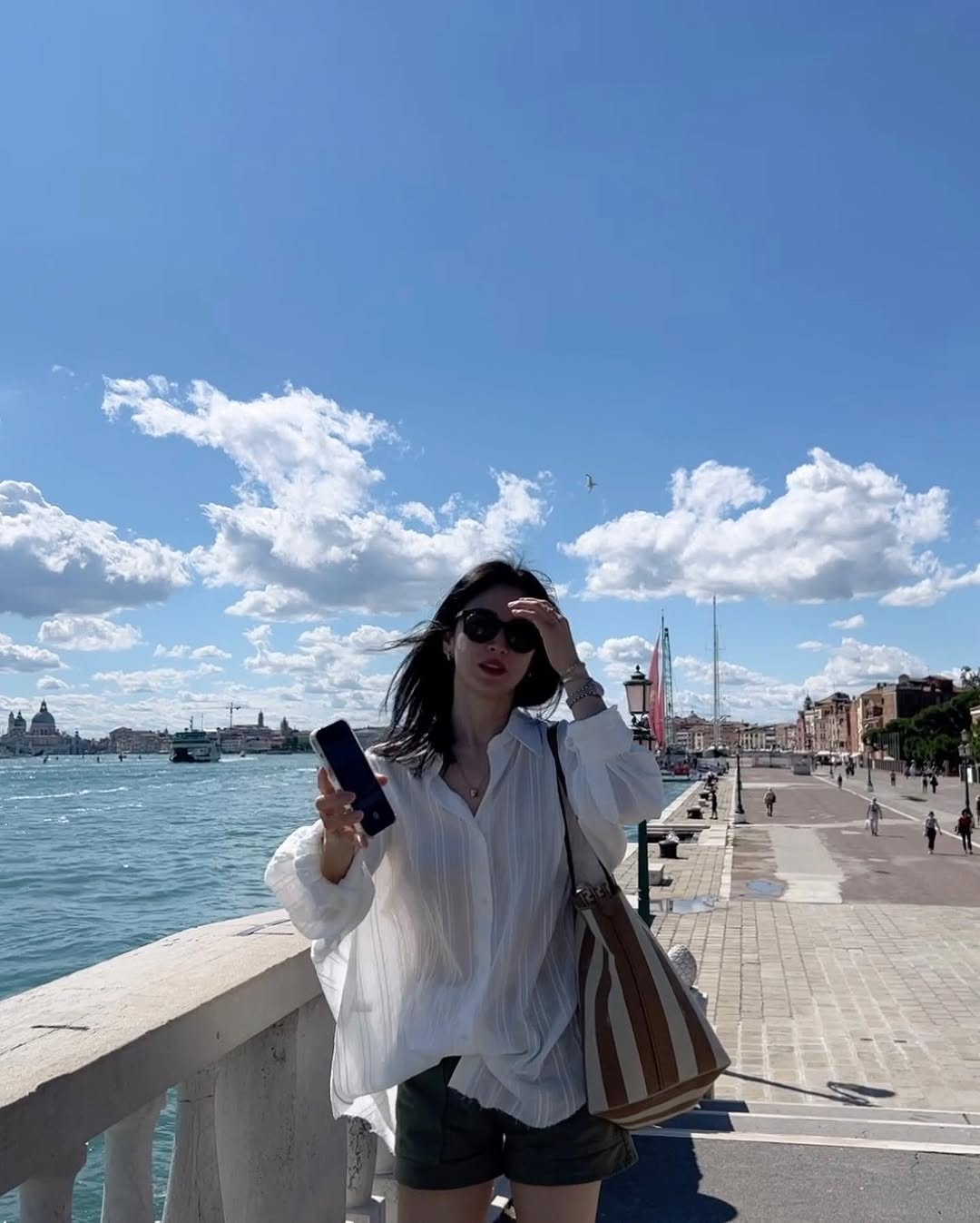 Song Hye Kyo 44 tuổi vẫn l&agrave; "s&aacute;ch mẫu" mặc đẹp, s&agrave;nh điệu level max- Ảnh 15.