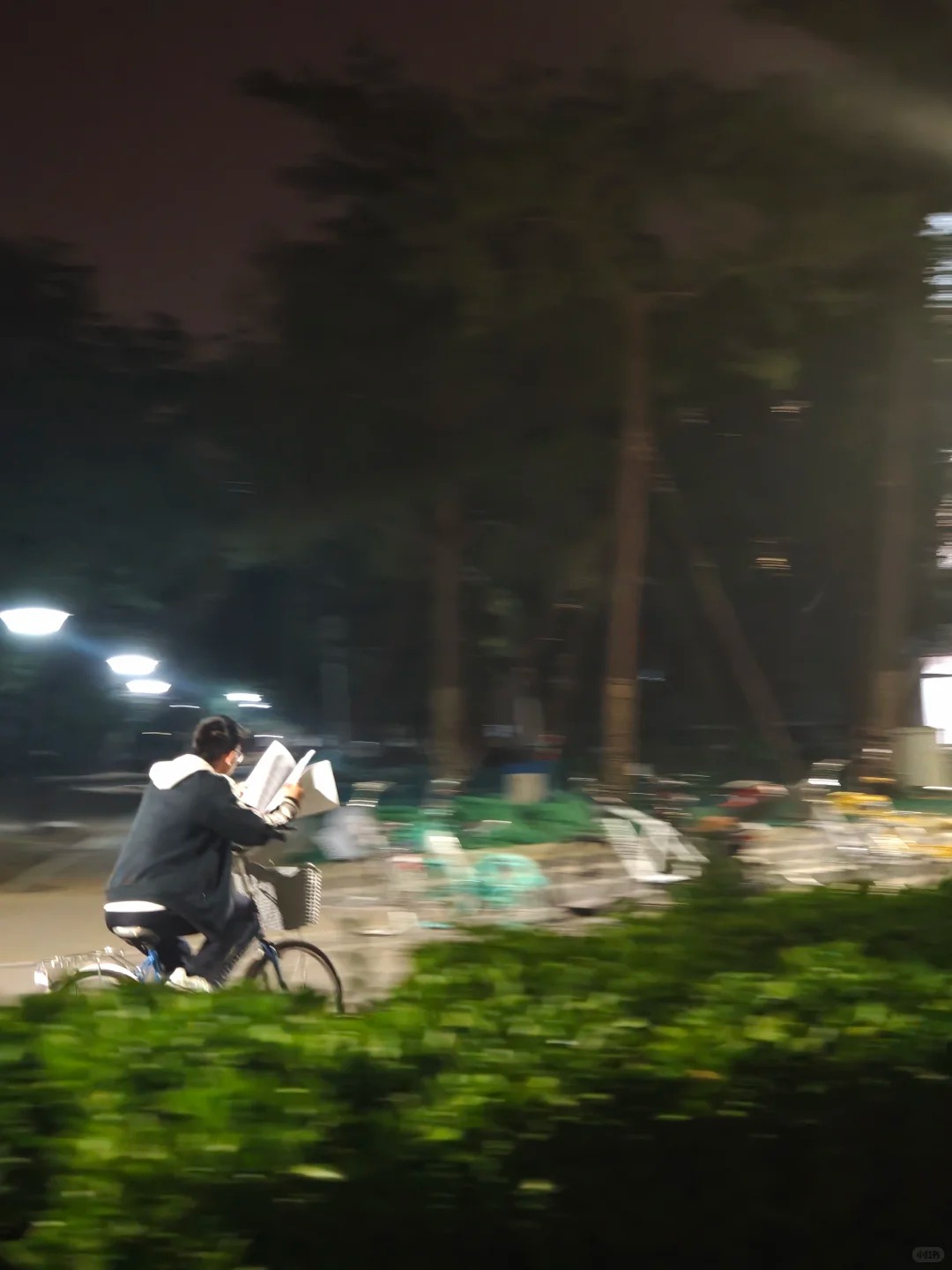 Bức ảnh "vừa đạp xe vừa học" g&acirc;y sốt: Nhịp sống &aacute;p lực của sinh vi&ecirc;n ĐH top 1!- Ảnh 1.