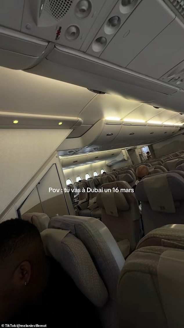 Kh&ocirc;ng dễ tin đ&acirc;y l&agrave; bức ảnh chụp được trong chuyến bay đến Dubai hiện tại- Ảnh 4.