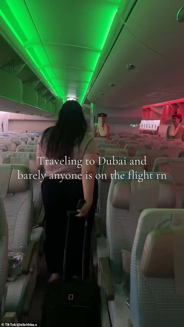 Kh&ocirc;ng dễ tin đ&acirc;y l&agrave; bức ảnh chụp được trong chuyến bay đến Dubai hiện tại- Ảnh 3.