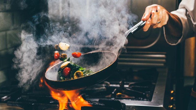 B&aacute;c sĩ ung thư khuyến c&aacute;o: Một sai lầm phổ biến trong nh&agrave; bếp c&oacute; thể khiến cả nh&agrave; tiếp x&uacute;c với chất g&acirc;y ung thư- Ảnh 2.