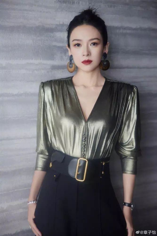 "Chị đại" Chương Tử Di: U50 vẫn mặc đẹp đỉnh cao, g&aacute;i trẻ học theo ầm ầm- Ảnh 5.