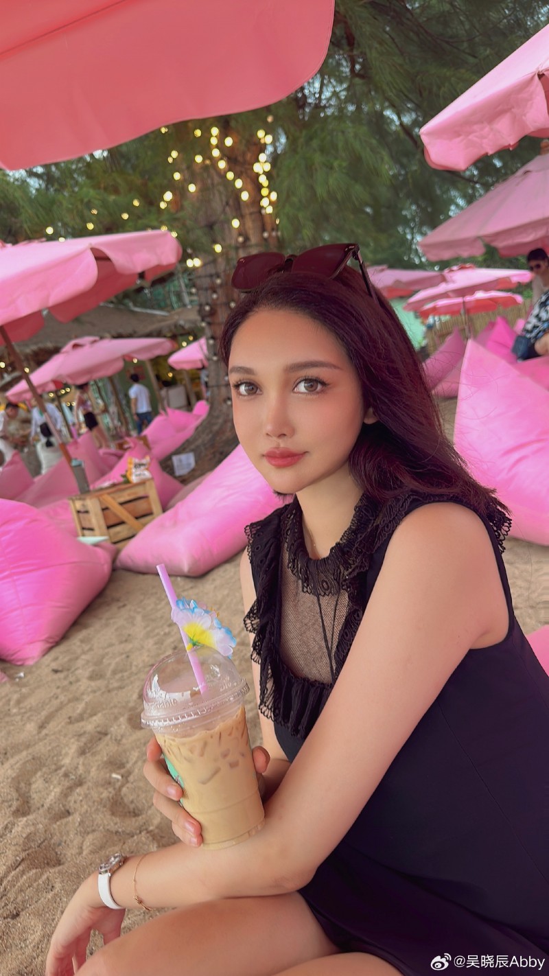 C&ocirc; g&aacute;i cao 1m80 bị &eacute;p dao k&eacute;o từ năm 14 tuổi, hơn 300 lần phẫu thuật: Gương mặt hiện tại thế n&agrave;o?- Ảnh 6.