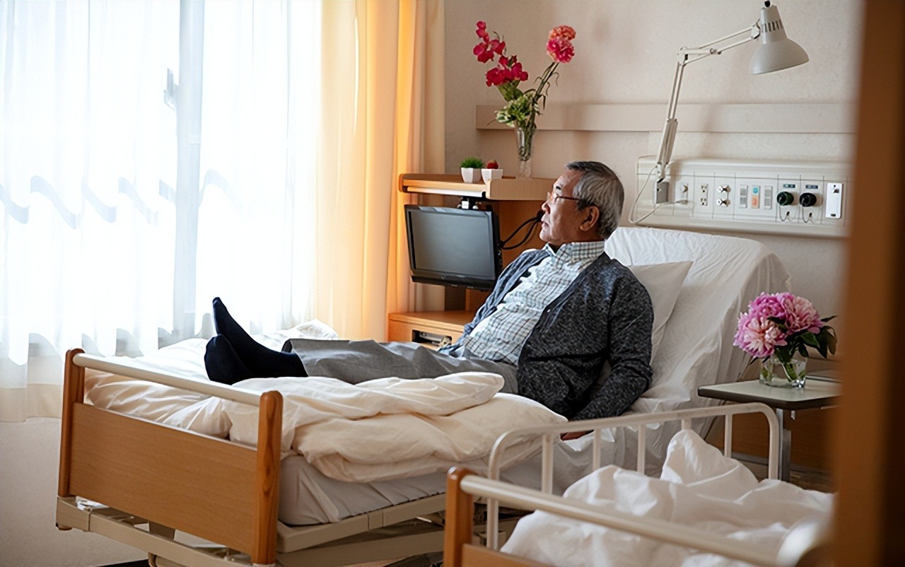 Người đ&agrave;n &ocirc;ng vừa xuất viện đ&atilde; đưa sổ tiết kiệm 2 tỷ cho con rể, l&uacute;c con trai xin mua xe lại n&oacute;i: &ldquo;Bố kh&ocirc;ng c&oacute; tiền&rdquo;- Ảnh 1.