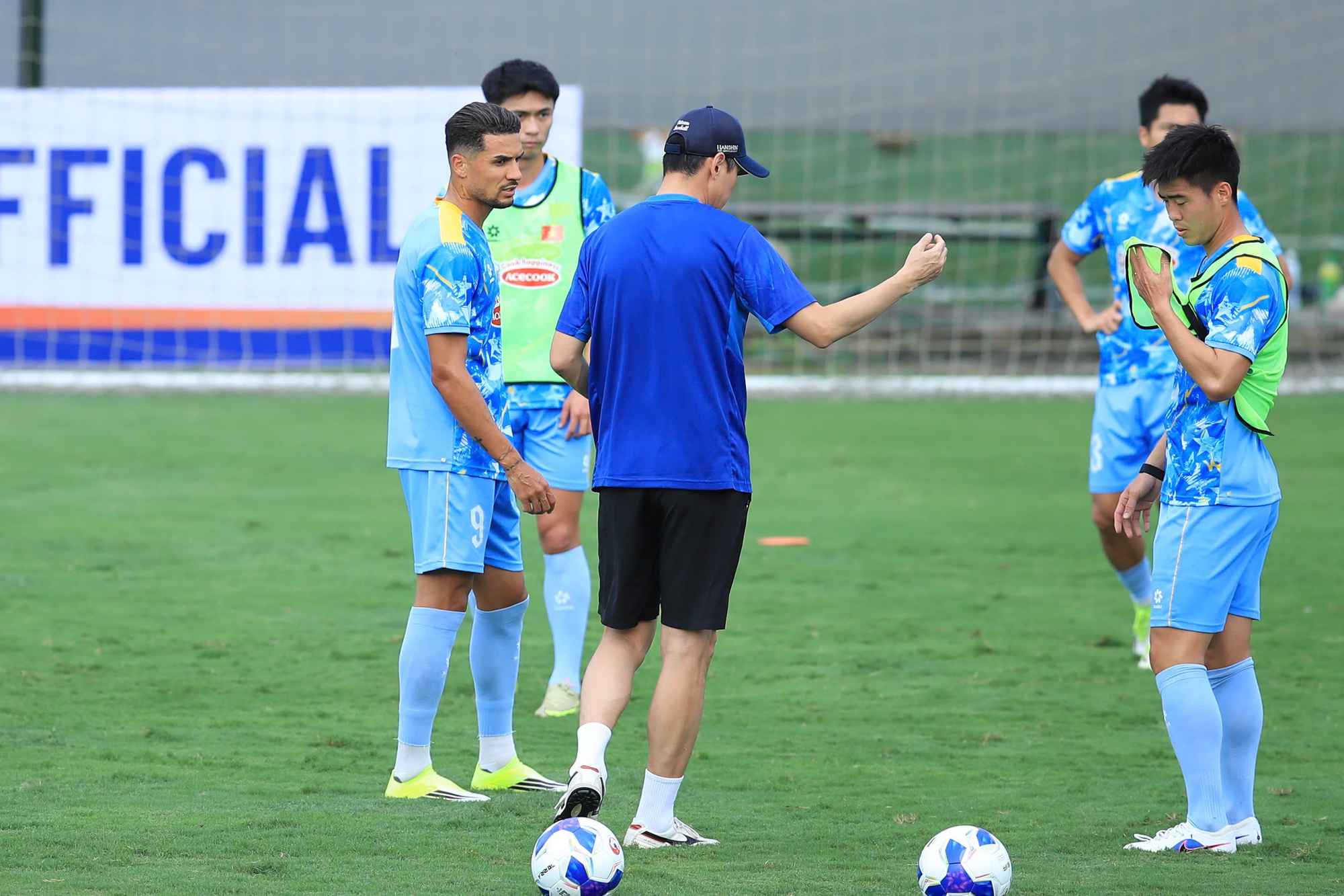 HLV Kim Sang-sik h&eacute; lộ m&agrave;n kết hợp Xu&acirc;n Son - Ho&agrave;ng H&ecirc;n, cơ hội của Văn Hậu trước trận gặp Bangladesh- Ảnh 1.