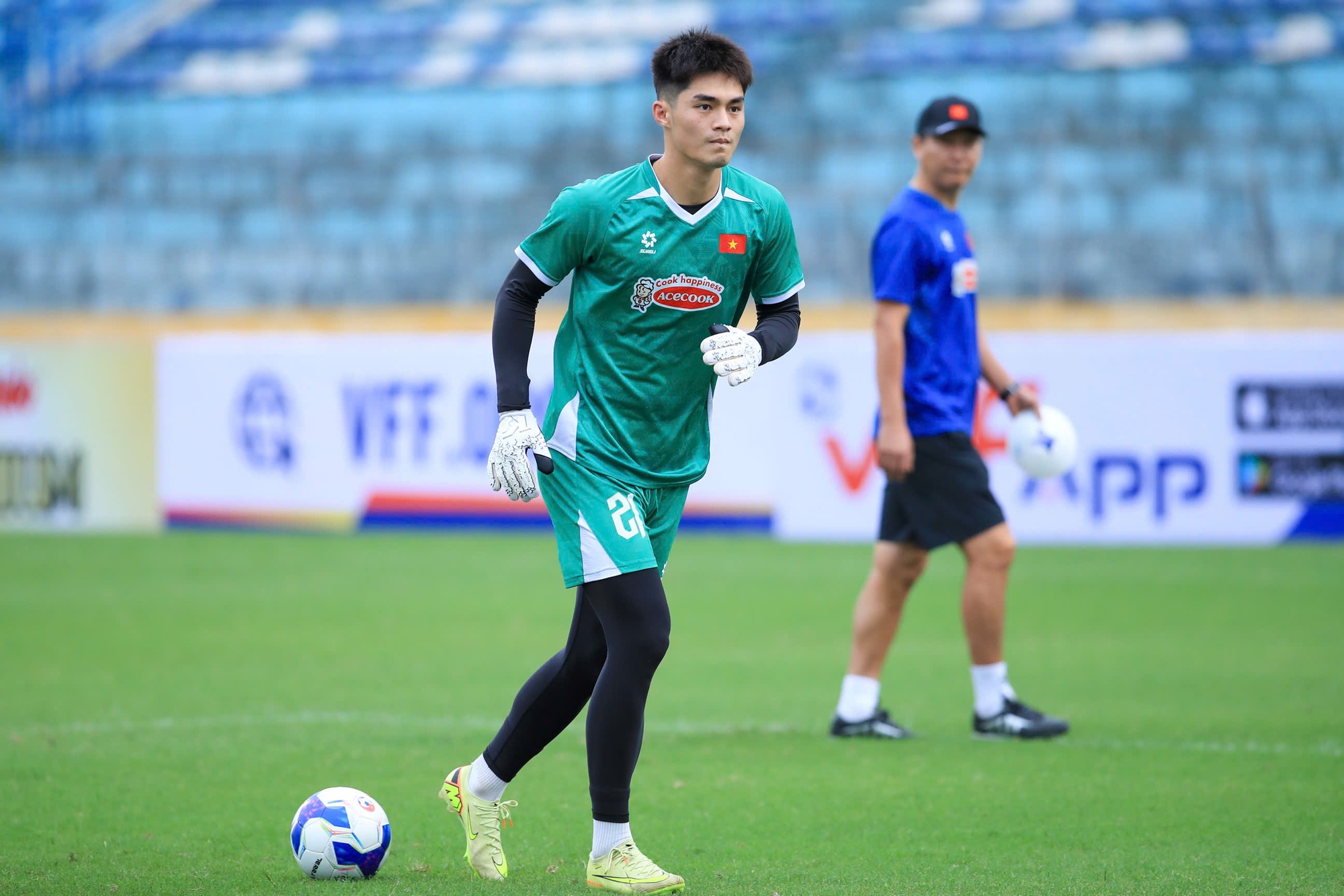 Ph&aacute;t sốt trước m&agrave;n đọ sắc, đọ t&agrave;i ở khung gỗ ĐT Việt Nam: Trung Ki&ecirc;n cạnh tranh với Văn L&acirc;m, Filip, ai được bắt ch&iacute;nh?- Ảnh 3.