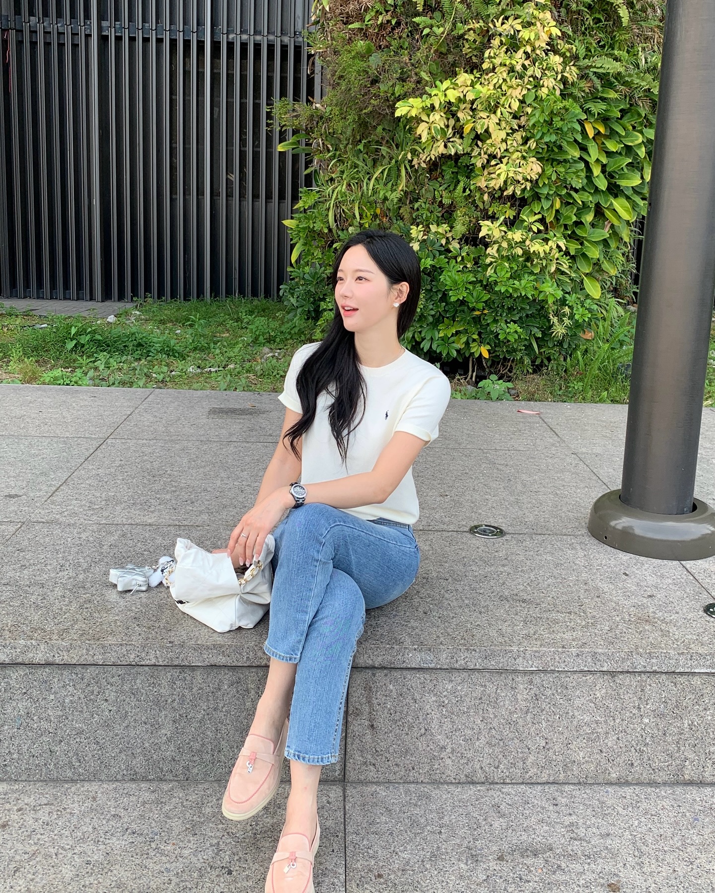 Quần jeans l&agrave; item mặc c&agrave;ng đơn giản c&agrave;ng đẹp, 5 c&ocirc;ng thức sau chứng minh điều đ&oacute;- Ảnh 12.