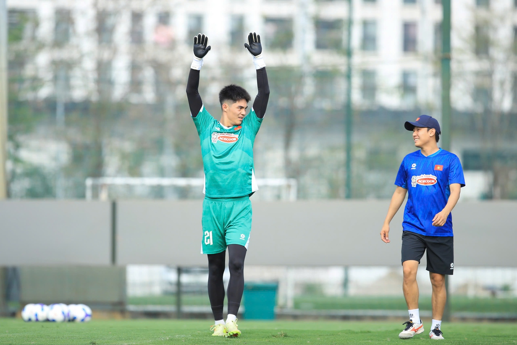 Thủ m&ocirc;n Trung Ki&ecirc;n chạy hớt hải v&igrave; qu&ecirc;n đồ tập nhưng khoảnh khắc n&agrave;o cũng thấy đ&aacute;ng y&ecirc;u- Ảnh 9.