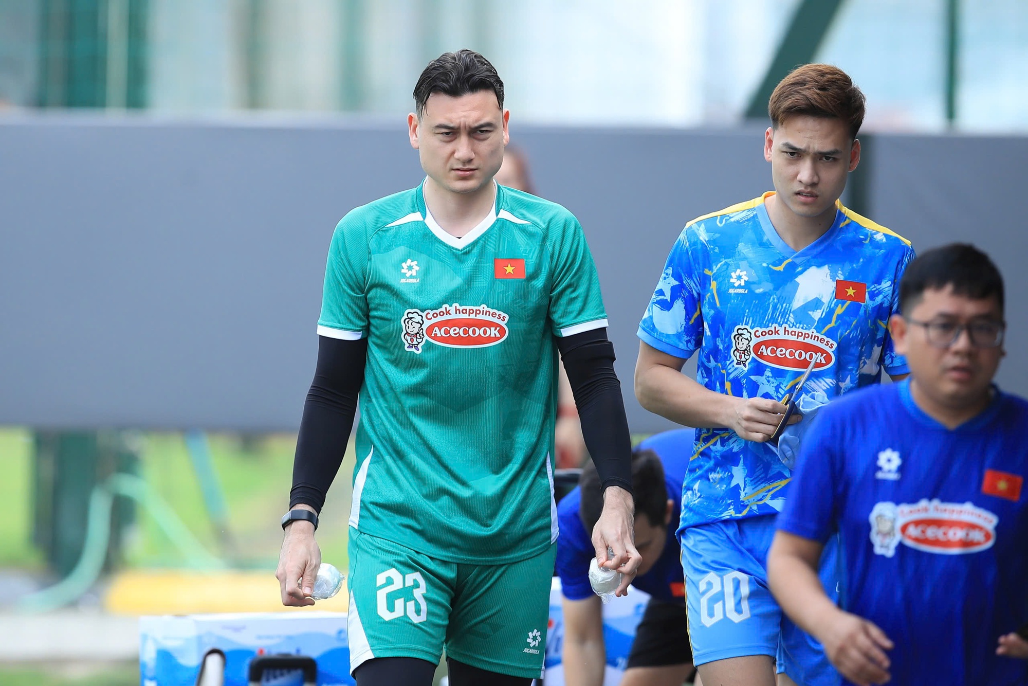 Thủ m&ocirc;n Trung Ki&ecirc;n chạy hớt hải v&igrave; qu&ecirc;n đồ tập nhưng khoảnh khắc n&agrave;o cũng thấy đ&aacute;ng y&ecirc;u- Ảnh 10.