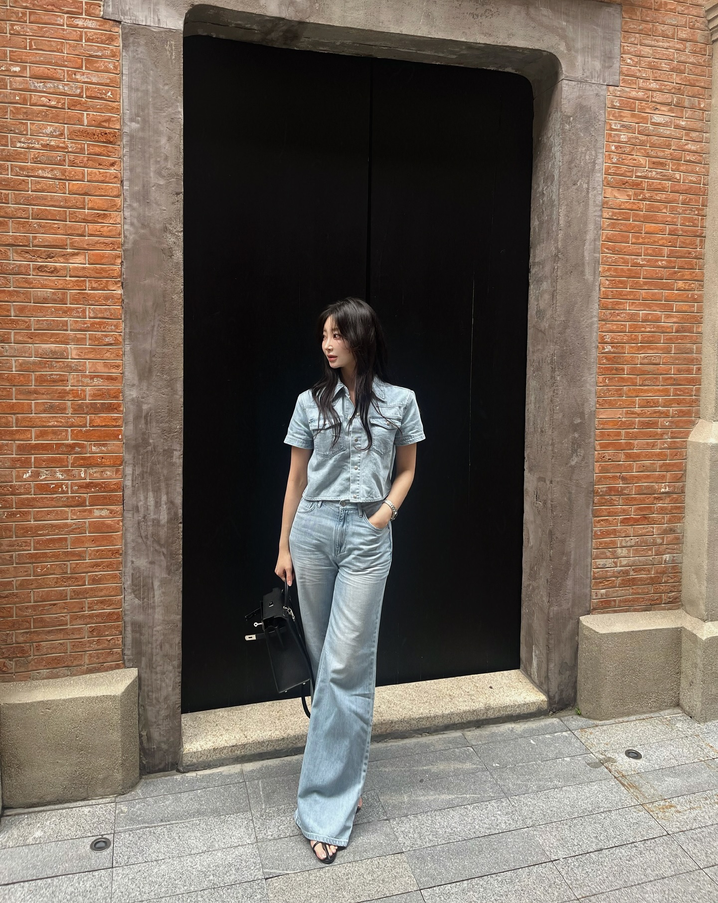 Quần jeans l&agrave; item mặc c&agrave;ng đơn giản c&agrave;ng đẹp, 5 c&ocirc;ng thức sau chứng minh điều đ&oacute;- Ảnh 5.