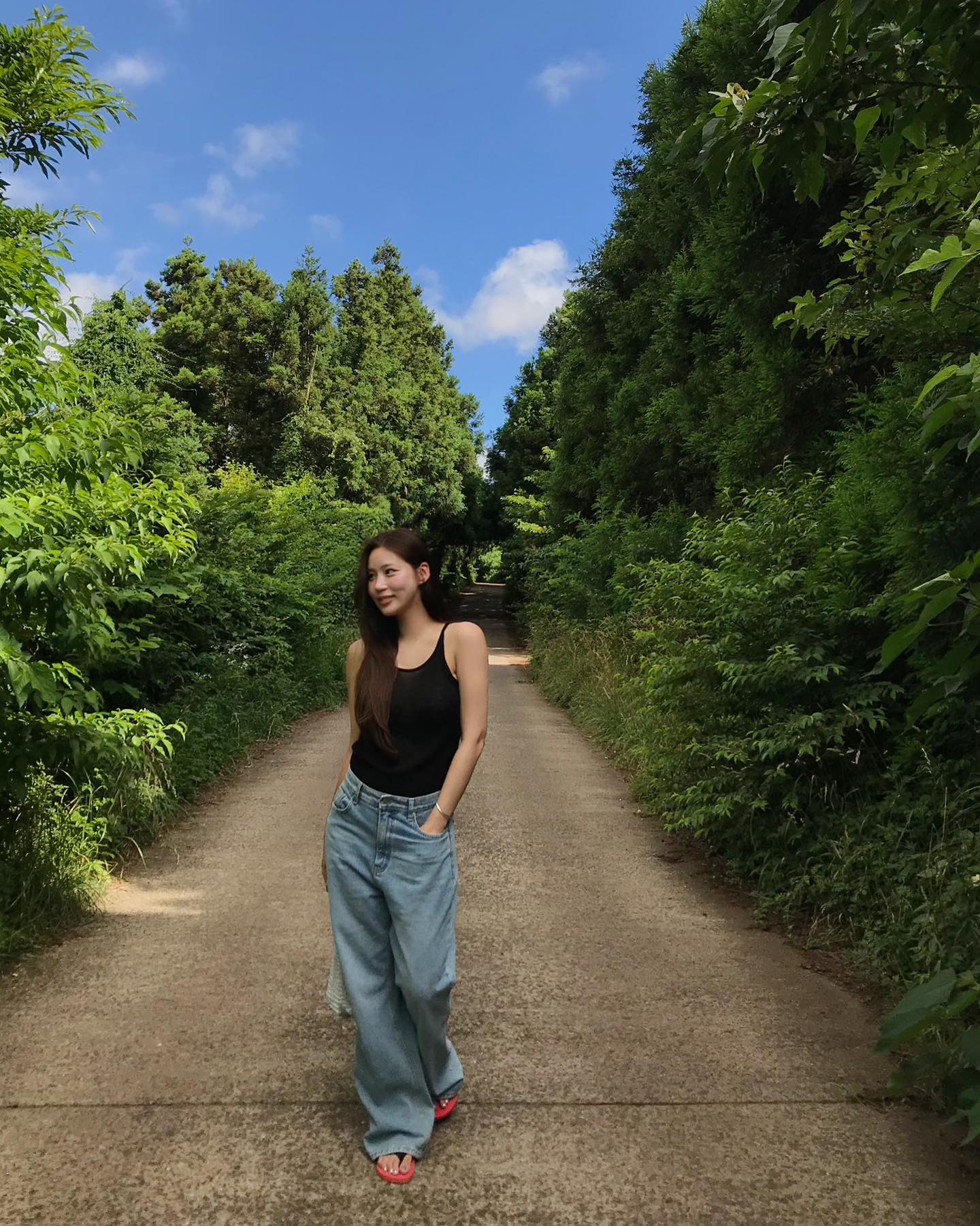 Quần jeans l&agrave; item mặc c&agrave;ng đơn giản c&agrave;ng đẹp, 5 c&ocirc;ng thức sau chứng minh điều đ&oacute;- Ảnh 1.