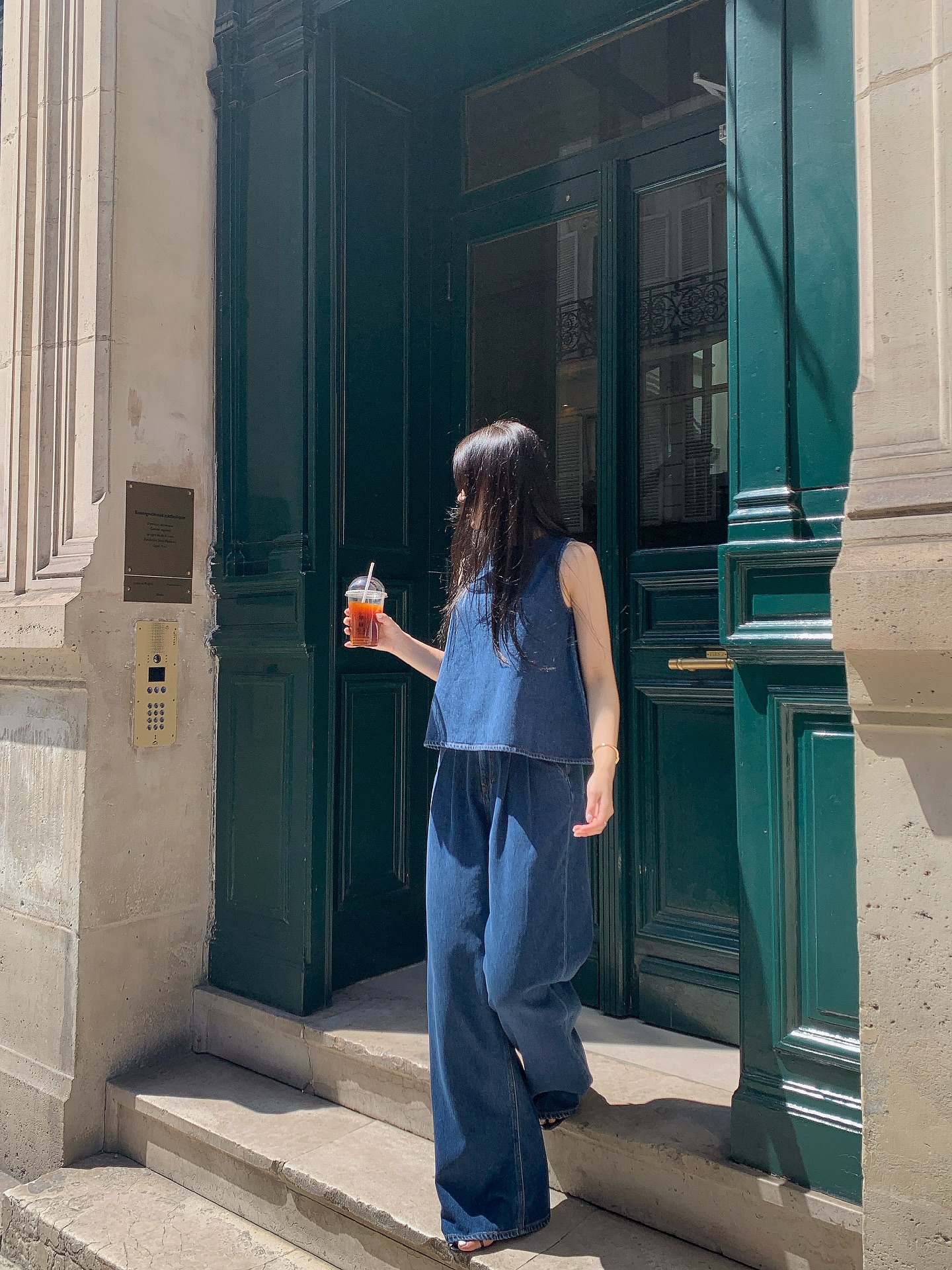 Quần jeans l&agrave; item mặc c&agrave;ng đơn giản c&agrave;ng đẹp, 5 c&ocirc;ng thức sau chứng minh điều đ&oacute;- Ảnh 4.