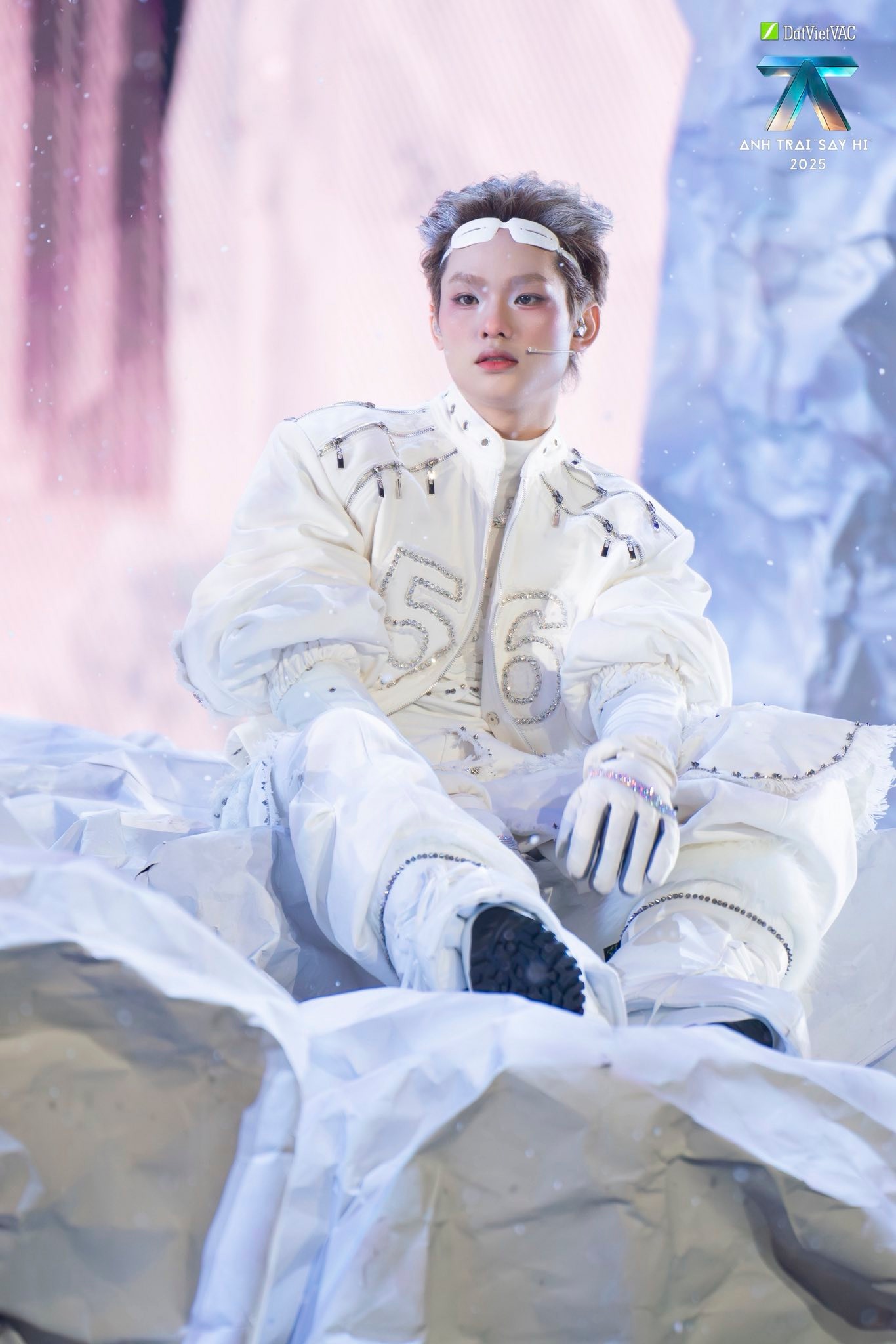 Nam ca sĩ vừa ch&aacute;y v&eacute; concert chỉ trong 12 ph&uacute;t: Được gọi l&agrave; tương lai Vbiz, sự nghiệp cả "rổ hit", top 1 Spotify Việt Nam- Ảnh 4.