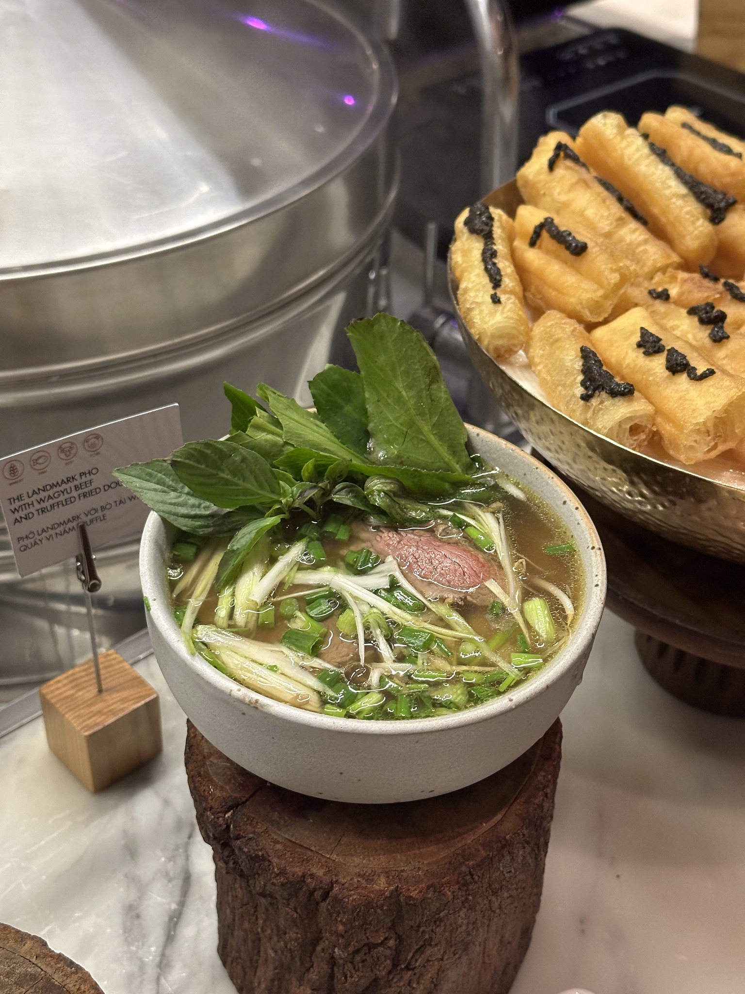 5 nơi b&aacute;n phở đắt nhất Việt Nam: T&ocirc; 4 triệu c&oacute; lu&ocirc;n cả v&agrave;ng r&ograve;ng, b&aacute;t rẻ nhất cũng bay nửa th&aacute;ng lương- Ảnh 2.