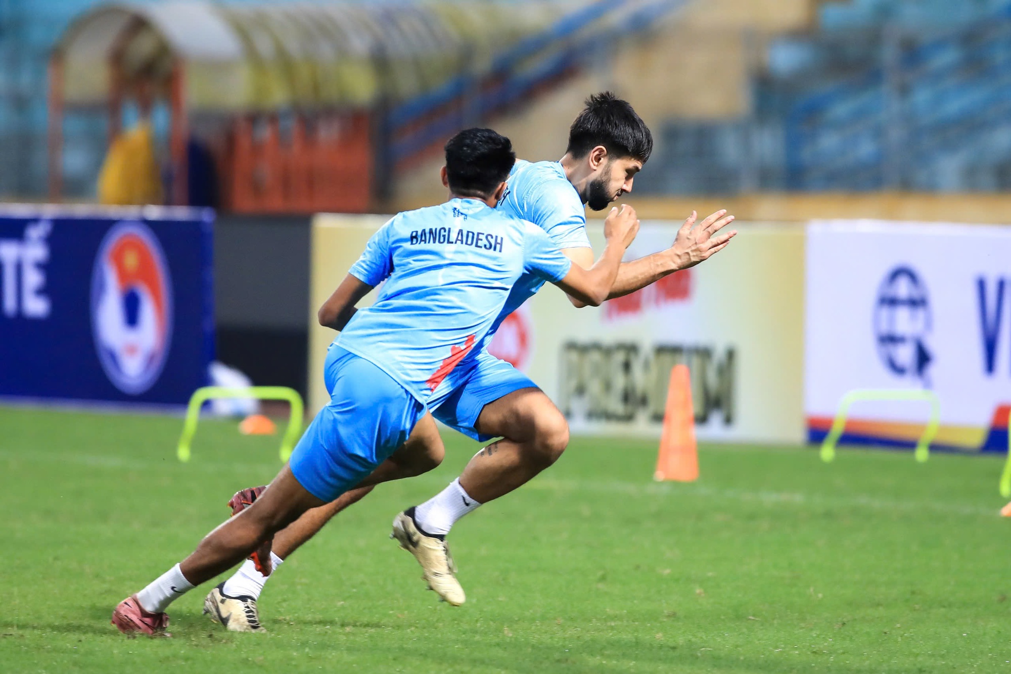 Ng&ocirc;i sao Bangladesh gi&aacute; 150 tỷ từng thi đấu Ngoại hạng Anh ph&ocirc; diễn đẳng cấp ở H&agrave;ng Đẫy, chuẩn bị đấu Văn Hậu, Quang Hải- Ảnh 9.