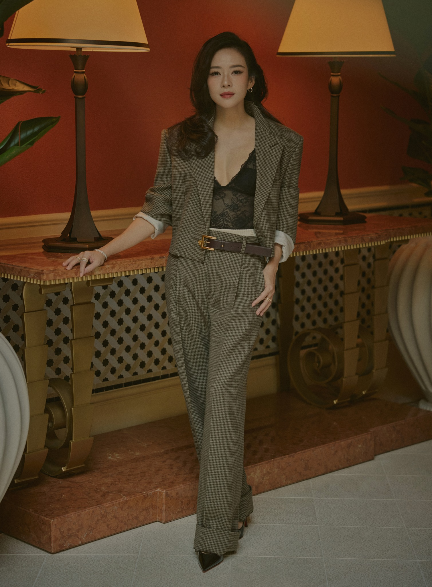 "Chị đại" Chương Tử Di: U50 vẫn mặc đẹp đỉnh cao, g&aacute;i trẻ học theo ầm ầm- Ảnh 6.