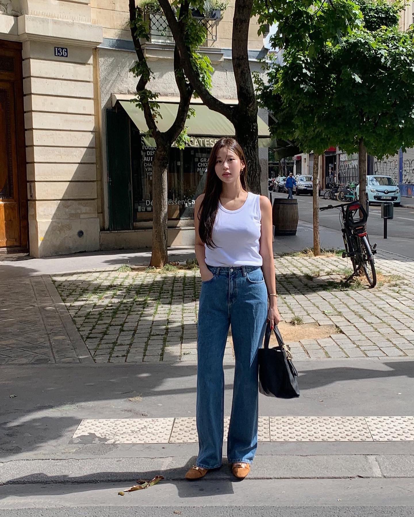 Quần jeans l&agrave; item mặc c&agrave;ng đơn giản c&agrave;ng đẹp, 5 c&ocirc;ng thức sau chứng minh điều đ&oacute;- Ảnh 2.