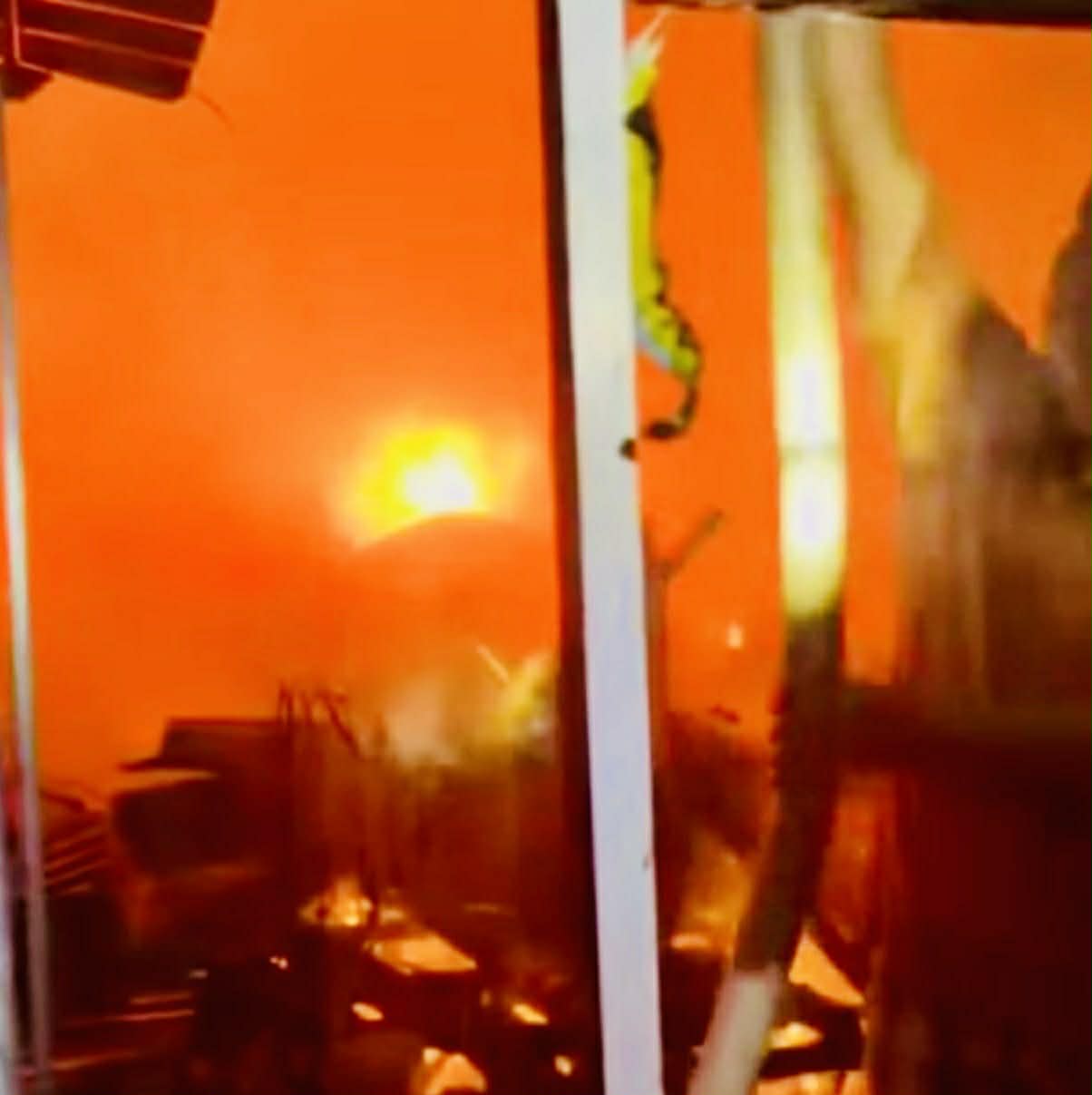 Ch&aacute;y d&atilde;y nh&agrave; ven s&ocirc;ng C&agrave; Mau, 13 căn nh&agrave; bị thi&ecirc;u rụi- Ảnh 1.