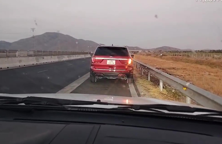 Dừng &ocirc; t&ocirc; đi ngủ tr&ecirc;n cao tốc, t&agrave;i xế v&agrave; chủ xe bị phạt 77 triệu đồng- Ảnh 1.