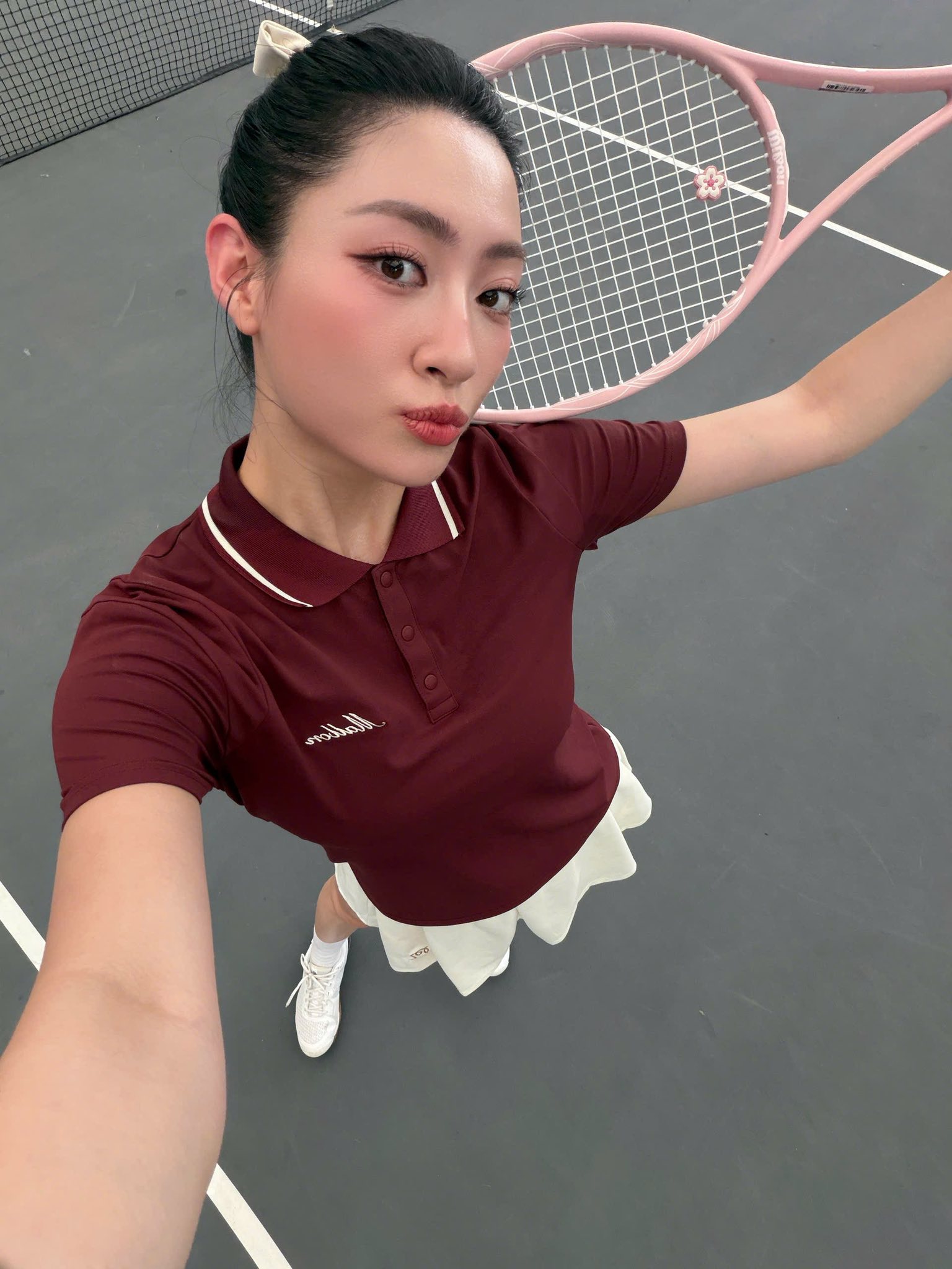 Lương Th&ugrave;y Linh visual s&aacute;ng bừng tr&ecirc;n s&acirc;n tennis, đ&ocirc;i ch&acirc;n d&agrave;i 1m22 "trứ danh" chiếm s&oacute;ng nhưng thần th&aacute;i đ&aacute;nh b&oacute;ng cũng kh&ocirc;ng thường- Ảnh 1.