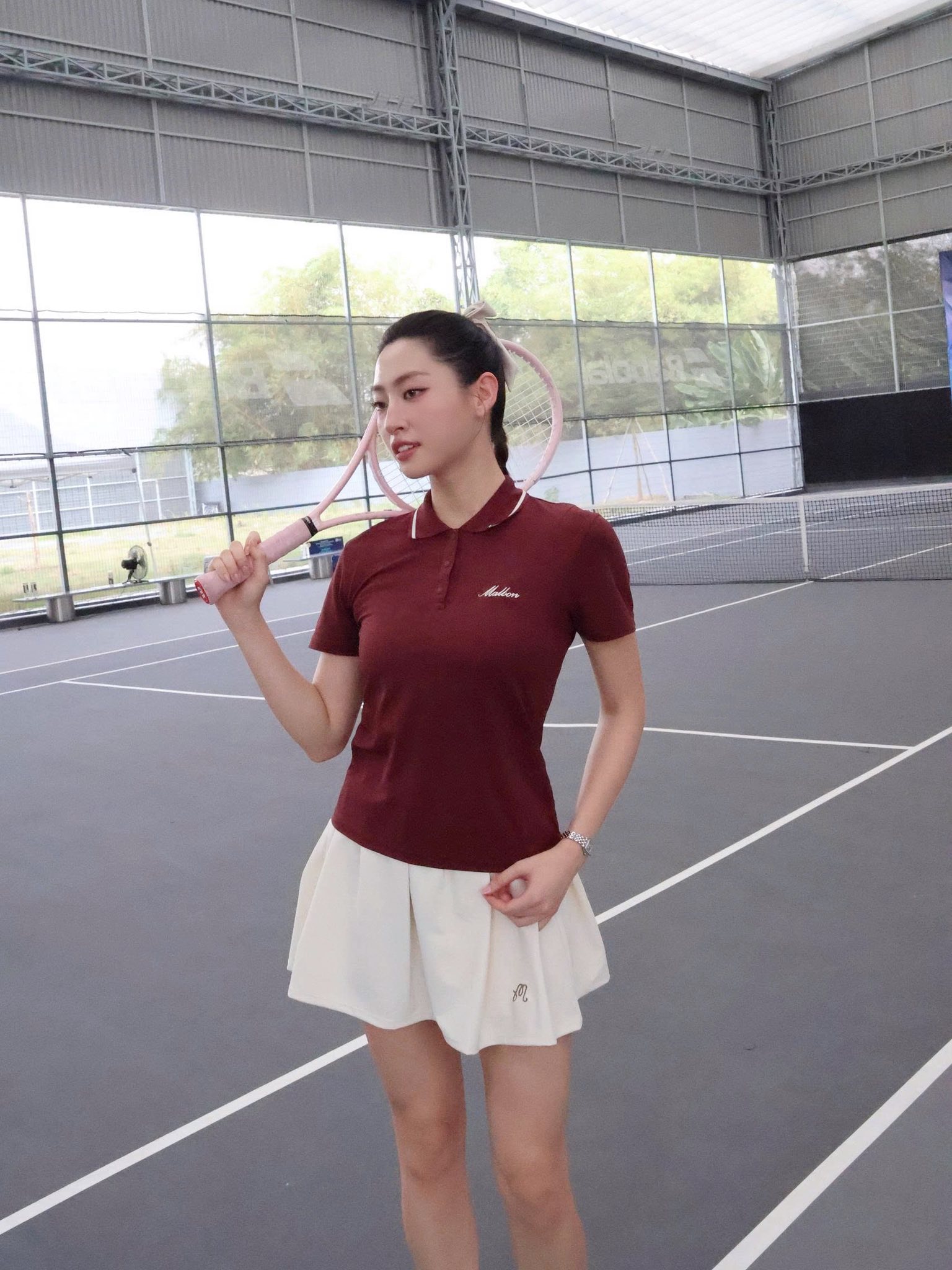 Lương Th&ugrave;y Linh visual s&aacute;ng bừng tr&ecirc;n s&acirc;n tennis, đ&ocirc;i ch&acirc;n d&agrave;i 1m22 "trứ danh" chiếm s&oacute;ng nhưng thần th&aacute;i đ&aacute;nh b&oacute;ng cũng kh&ocirc;ng thường- Ảnh 3.