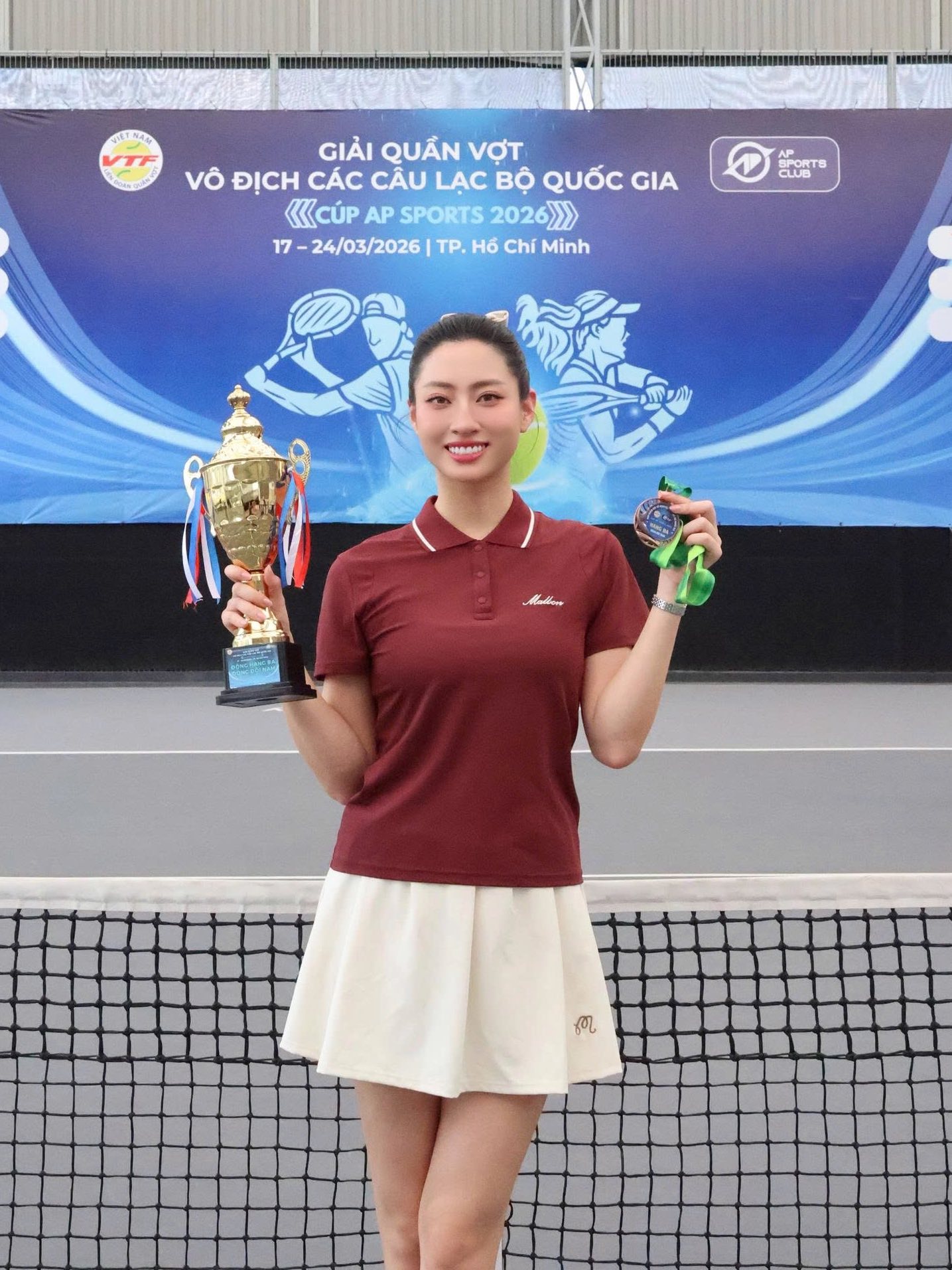 Lương Th&ugrave;y Linh visual s&aacute;ng bừng tr&ecirc;n s&acirc;n tennis, đ&ocirc;i ch&acirc;n d&agrave;i 1m22 "trứ danh" chiếm s&oacute;ng nhưng thần th&aacute;i đ&aacute;nh b&oacute;ng cũng kh&ocirc;ng thường- Ảnh 5.