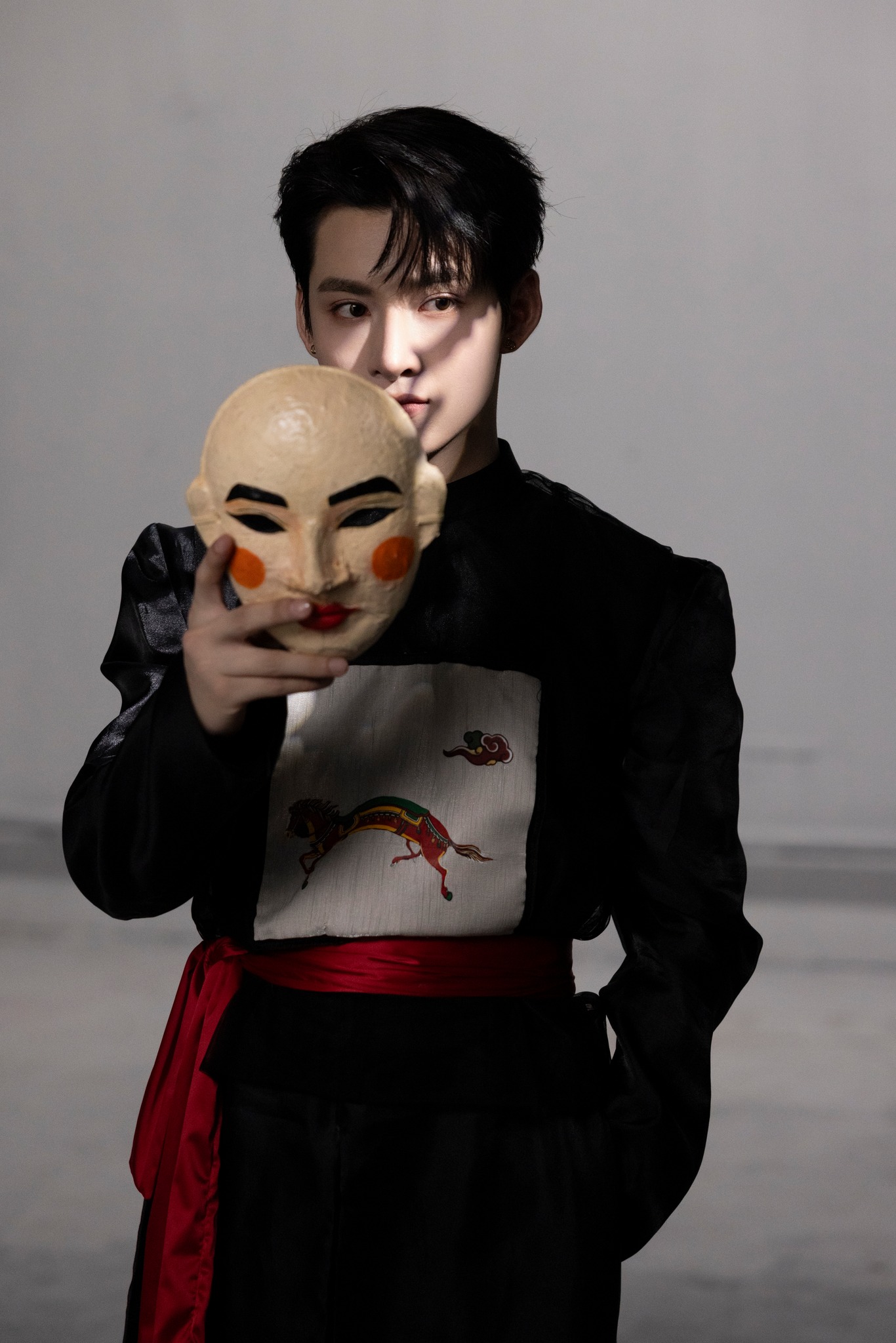 Dược sĩ Tiến h&aacute;t được khen hay hơn H&ugrave;ng Huỳnh, Quỳnh Anh Shyn tuy&ecirc;n bố "Dược sĩ h&aacute;t th&igrave; ch&uacute;ng t&ocirc;i cũng h&aacute;t"- Ảnh 2.