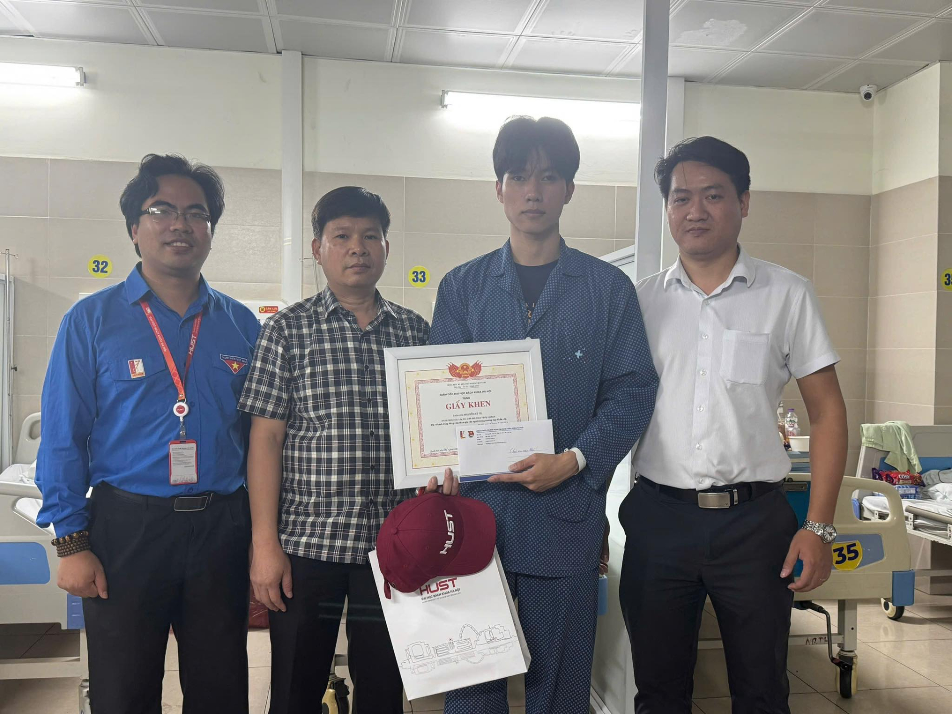 Đại học B&aacute;ch khoa H&agrave; Nội khen thưởng nam sinh dũng cảm cứu người trong vụ ch&aacute;y tại Lĩnh Nam- Ảnh 1.