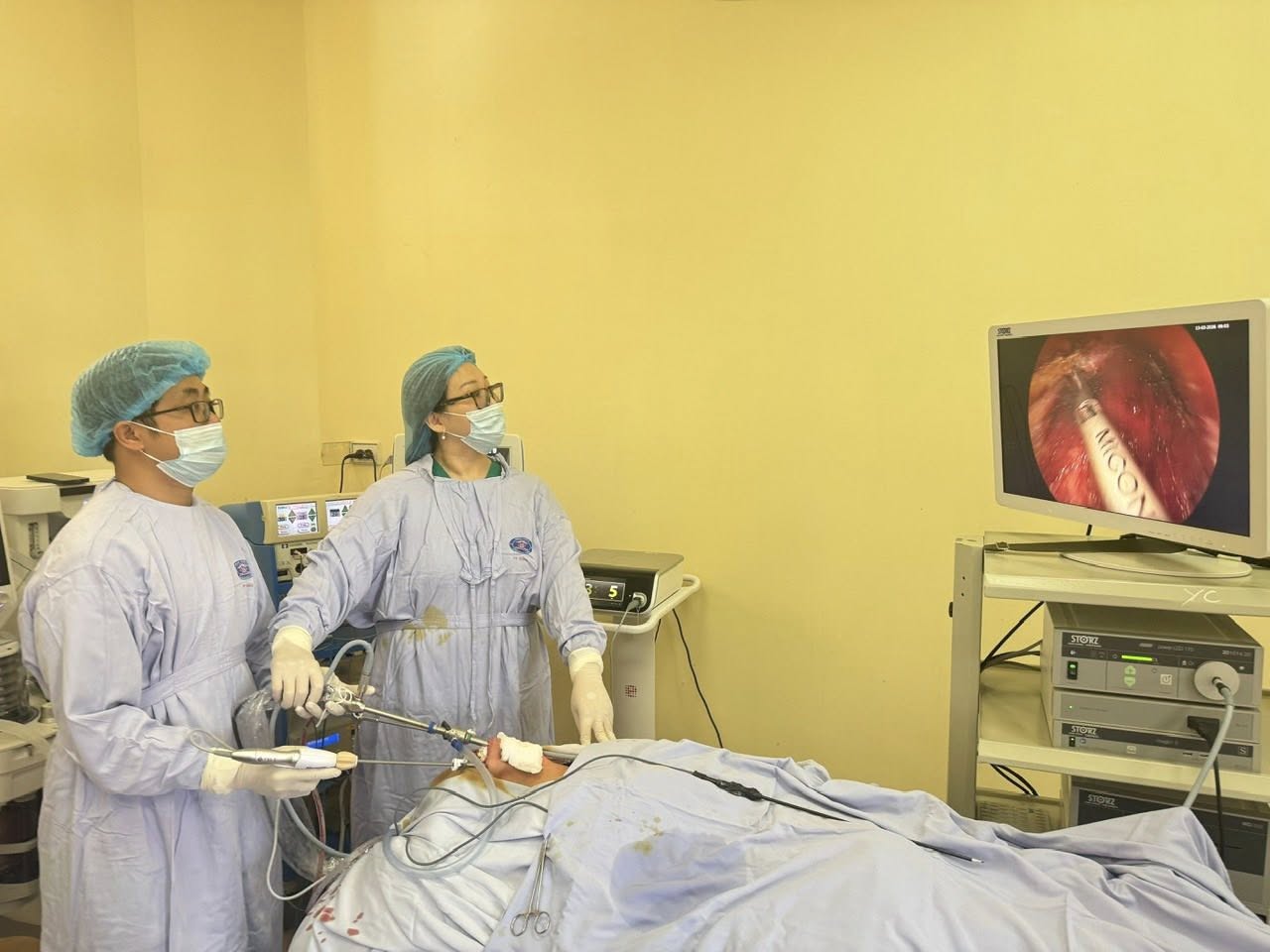 Kỹ thuật mổ tại 1 bệnh viện Việt Nam khiến b&aacute;c sĩ nước ngo&agrave;i phải sang học: Kh&ocirc;ng sẹo, xử l&yacute; được ung thư- Ảnh 1.