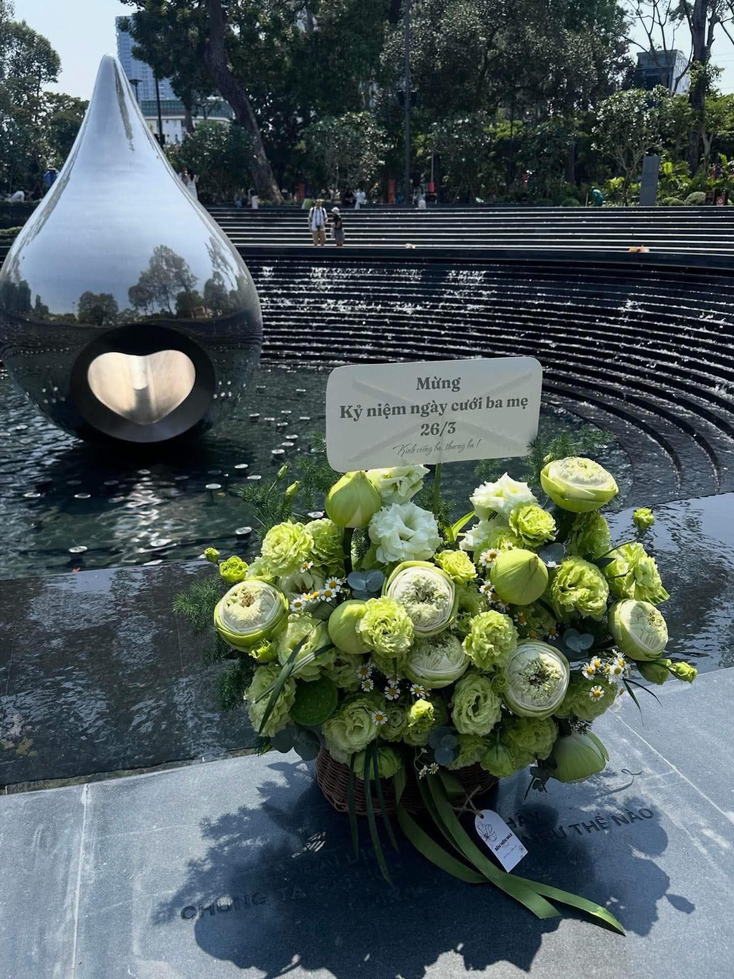 Nghẹn l&ograve;ng lẵng hoa &ldquo;mừng ng&agrave;y cưới ba mẹ&rdquo; đặt ở C&ocirc;ng vi&ecirc;n số 1 L&yacute; Th&aacute;i Tổ: Covid năm ấy đ&atilde; lấy đi nhiều thứ qu&aacute;...- Ảnh 1.