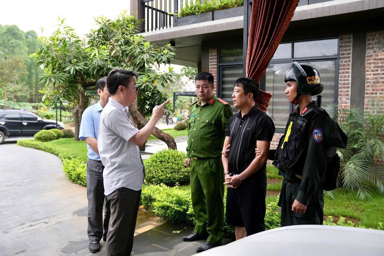 200 CBCS kh&aacute;m x&eacute;t 28 địa điểm trong chuy&ecirc;n &aacute;n đặc biệt lớn, bắt khẩn cấp kế to&aacute;n Nguyễn Thị Điệp SN 1986- Ảnh 1.