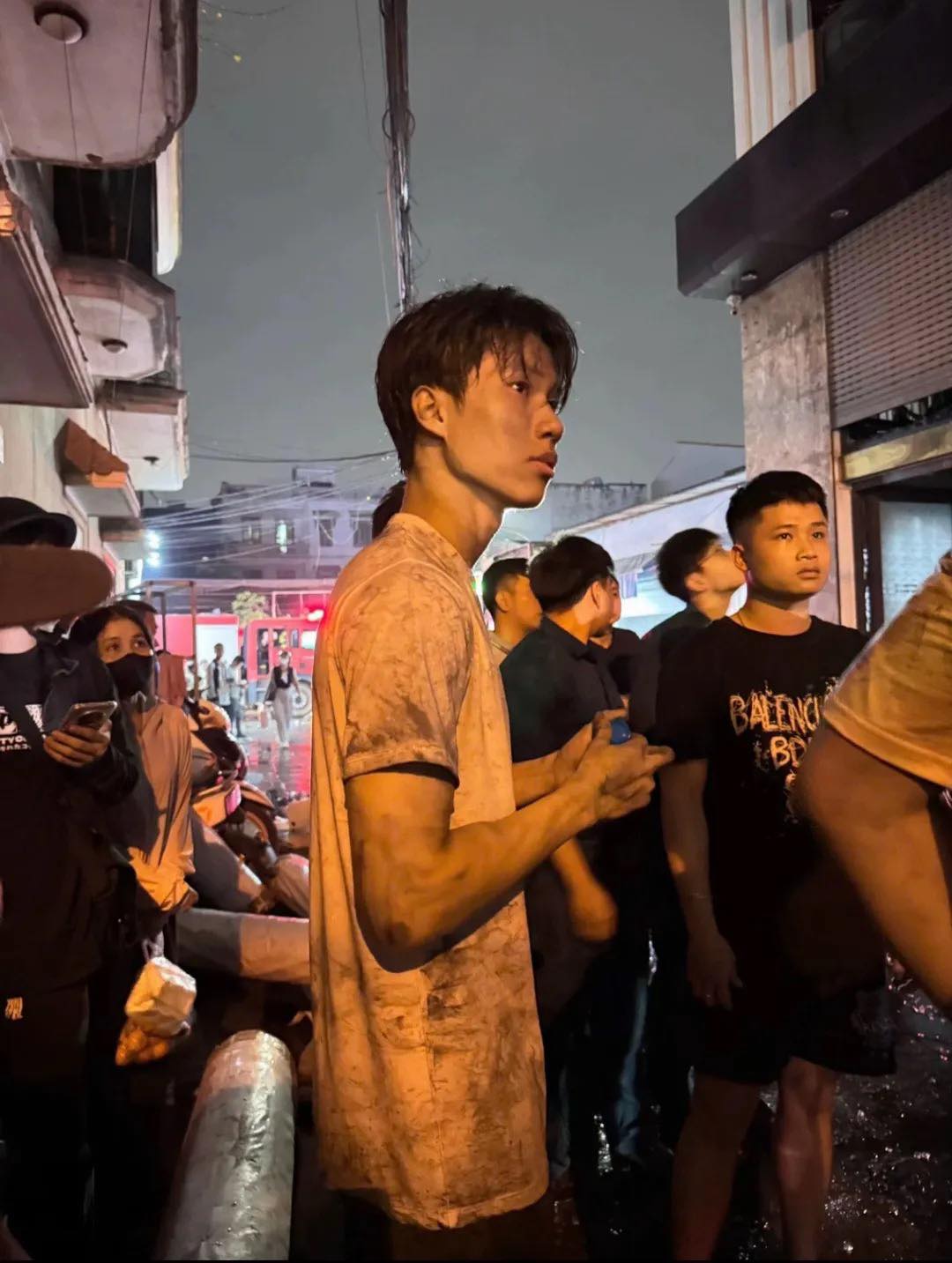 T&igrave;m gặp nam sinh ĐH B&aacute;ch khoa H&agrave; Nội cứu người trong vụ ch&aacute;y tại Lĩnh Nam: Kh&ocirc;ng d&aacute;m nhận "người h&ugrave;ng", c&agrave;ng chưa d&aacute;m kể chuyện với bố mẹ- Ảnh 1.