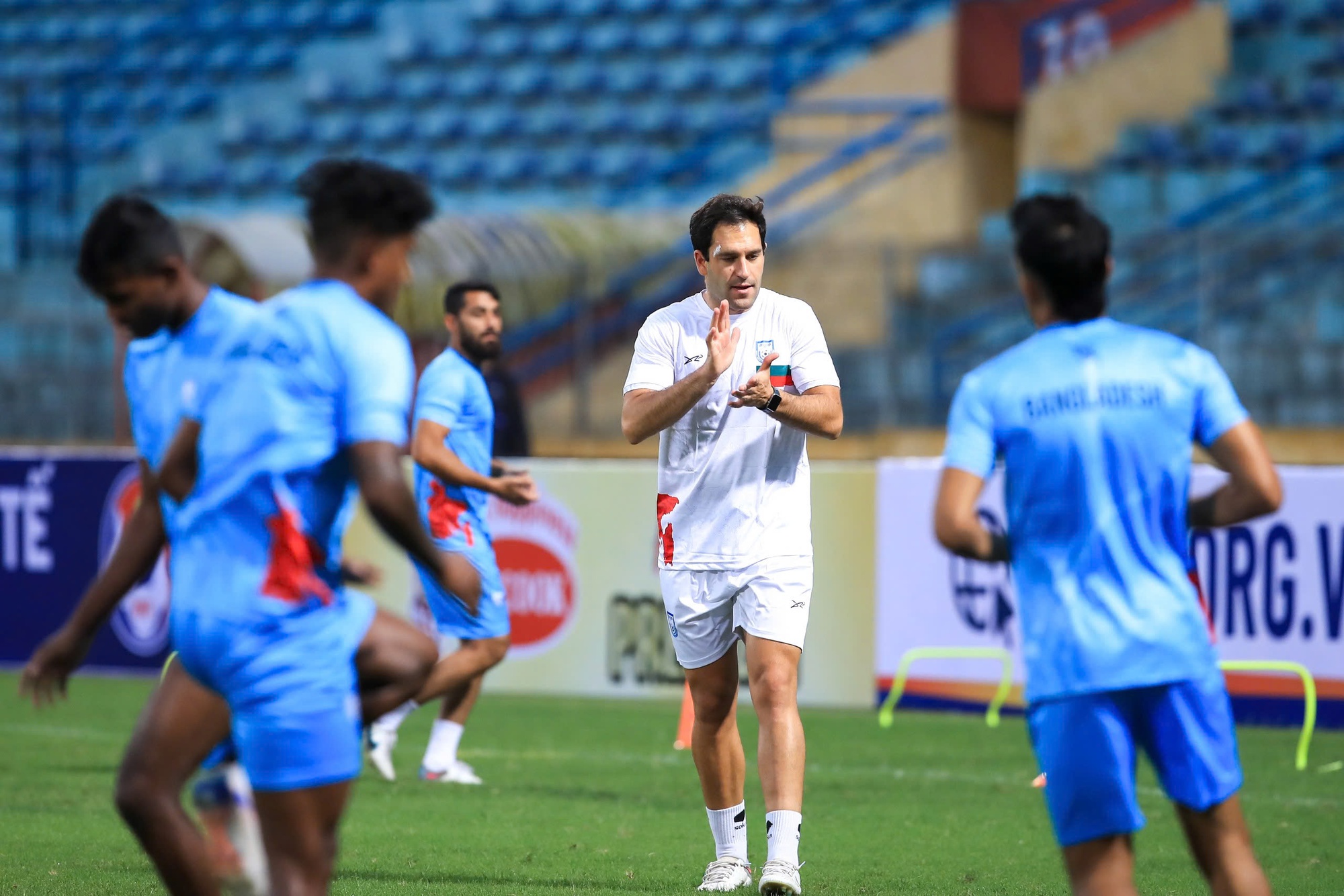 Ng&ocirc;i sao Bangladesh gi&aacute; 150 tỷ từng thi đấu Ngoại hạng Anh ph&ocirc; diễn đẳng cấp ở H&agrave;ng Đẫy, chuẩn bị đấu Văn Hậu, Quang Hải- Ảnh 10.