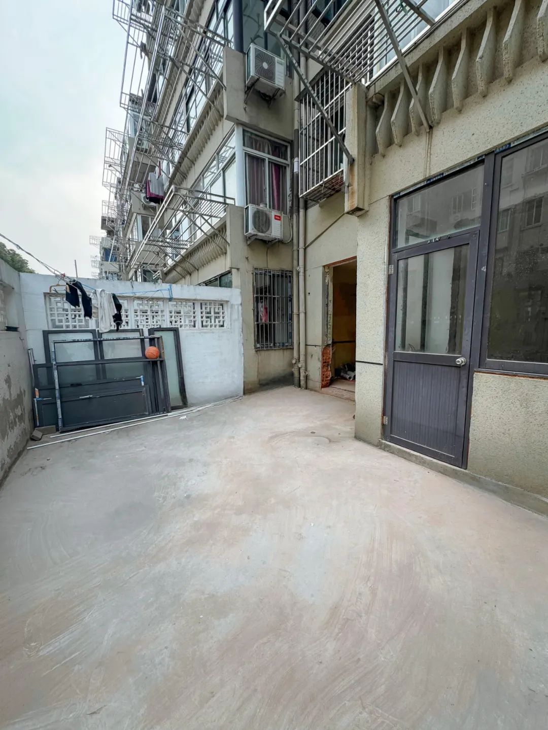 Bất chấp lời can ngăn, t&ocirc;i mua căn hộ tầng 1 cũ kỹ kh&ocirc;ng ai muốn: Sau 1 năm sống, t&ocirc;i hiểu v&igrave; sao n&oacute; bị ch&ecirc;- Ảnh 2.