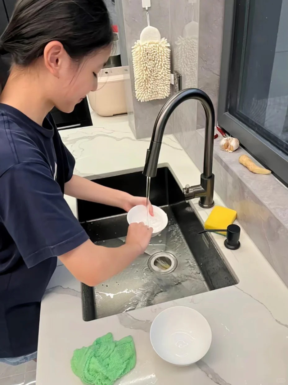 &ldquo;Kệ đi. N&oacute; kh&ocirc;ng biết l&agrave;m g&igrave; đ&acirc;u&rdquo; - Mẹ b&ecirc;nh em trai, bắt chị g&aacute;i l&agrave;m tất cả việc nh&agrave;: Đến năm 2026 rồi nhiều gia đ&igrave;nh vẫn c&ograve;n ph&acirc;n biệt đối xử kiểu n&agrave;y!- Ảnh 1.