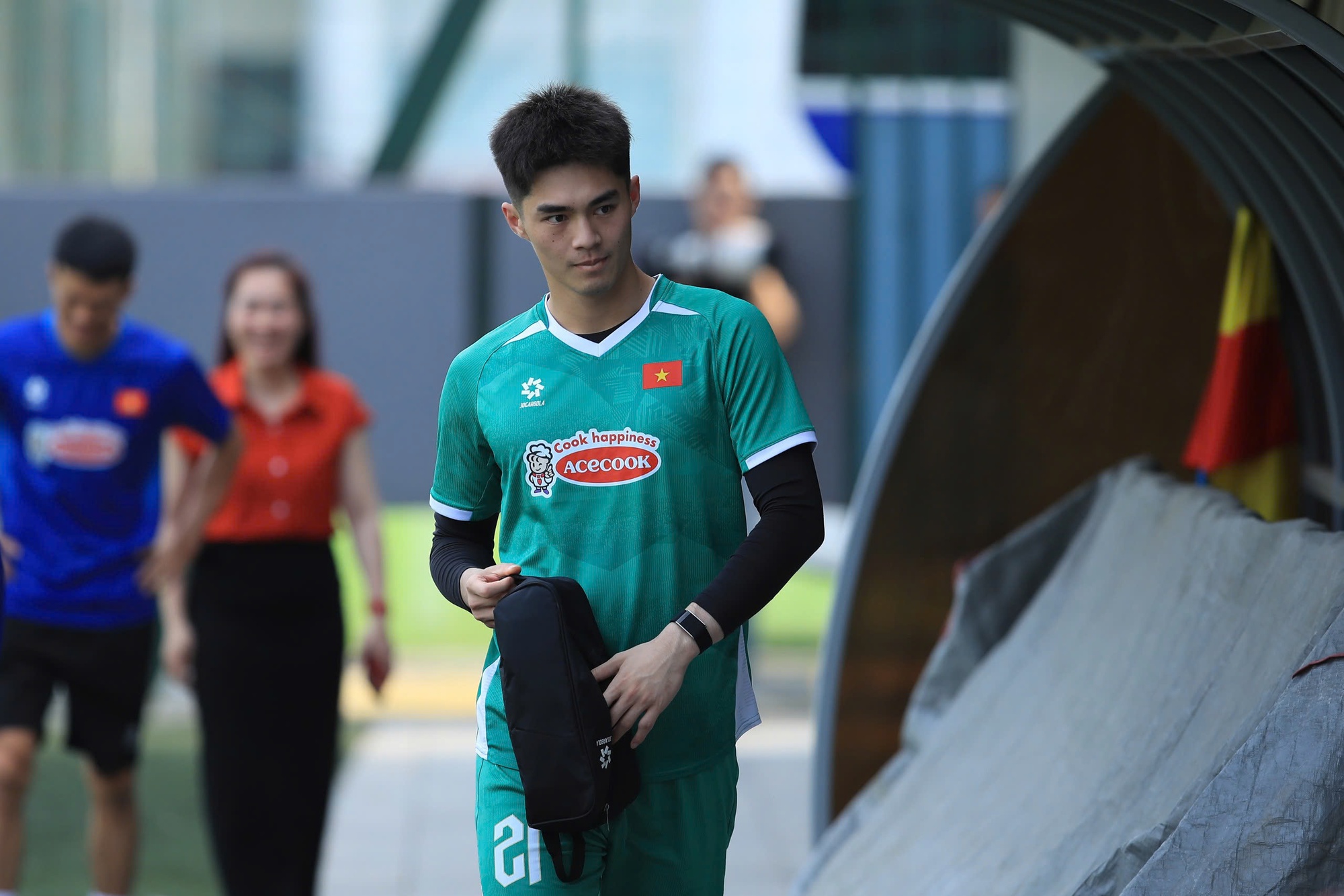 Thủ m&ocirc;n Trung Ki&ecirc;n chạy hớt hải v&igrave; qu&ecirc;n đồ tập nhưng khoảnh khắc n&agrave;o cũng thấy đ&aacute;ng y&ecirc;u- Ảnh 4.