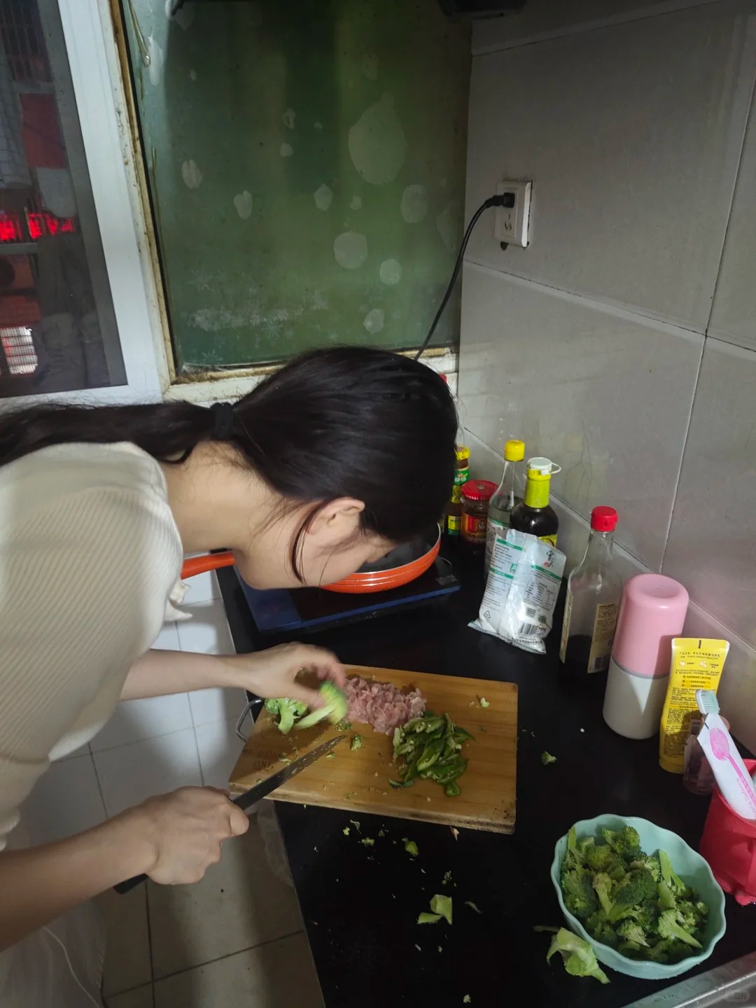 &ldquo;Kệ đi. N&oacute; kh&ocirc;ng biết l&agrave;m g&igrave; đ&acirc;u&rdquo; - Mẹ b&ecirc;nh em trai, bắt chị g&aacute;i l&agrave;m tất cả việc nh&agrave;: Đến năm 2026 rồi nhiều gia đ&igrave;nh vẫn c&ograve;n ph&acirc;n biệt đối xử kiểu n&agrave;y!- Ảnh 2.