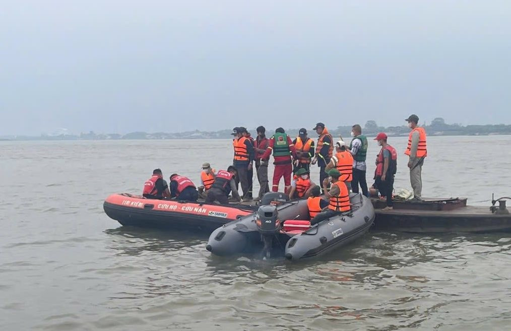 T&igrave;m thấy thi thể nạn nh&acirc;n thứ hai vụ ch&igrave;m t&agrave;u h&agrave;ng tr&ecirc;n s&ocirc;ng Hồng- Ảnh 1.