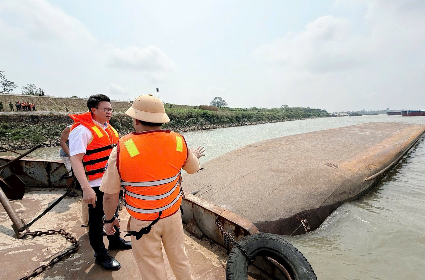 T&igrave;m thấy thi thể nạn nh&acirc;n thứ hai vụ ch&igrave;m t&agrave;u h&agrave;ng tr&ecirc;n s&ocirc;ng Hồng- Ảnh 2.