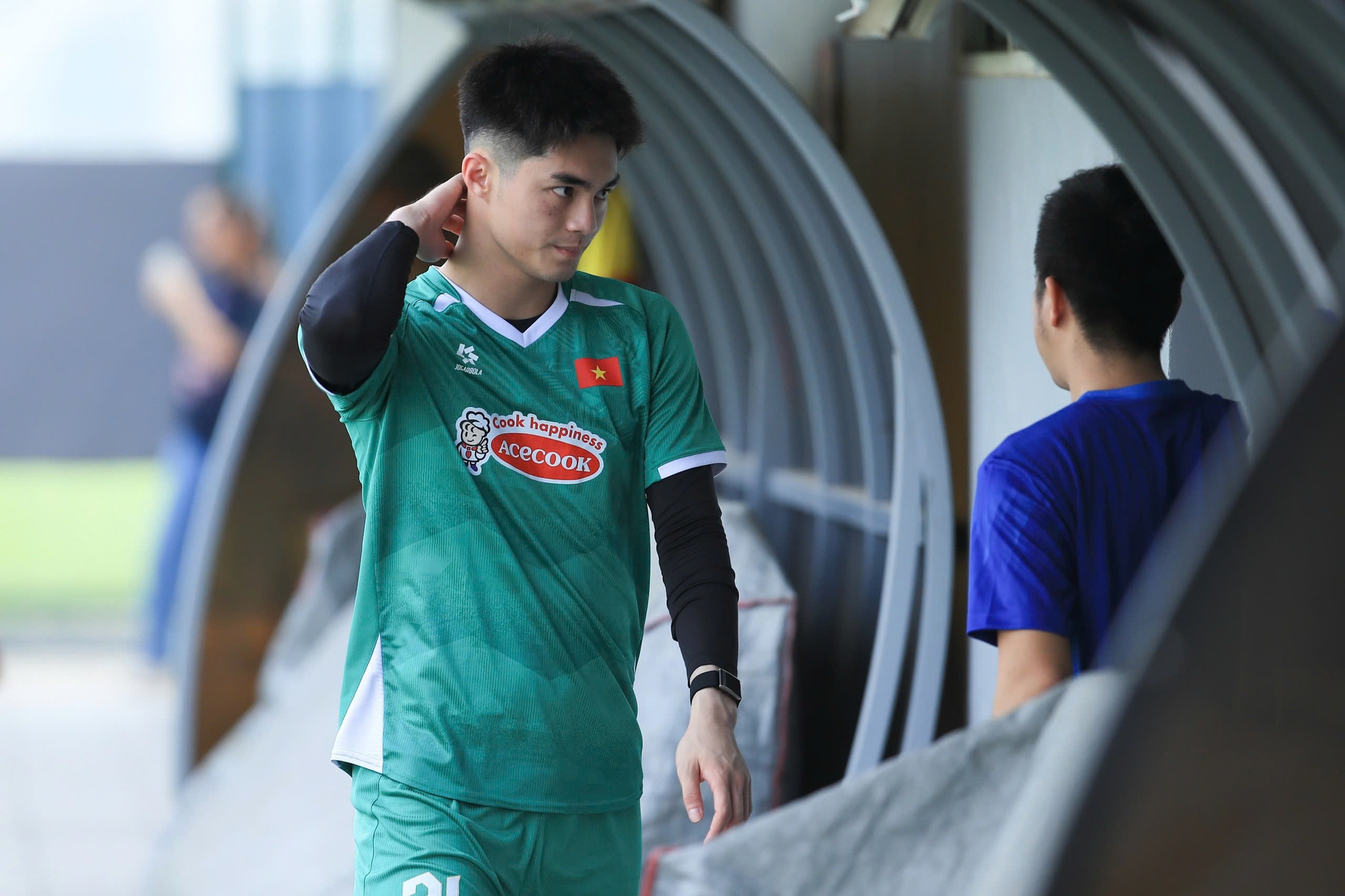 Thủ m&ocirc;n Trung Ki&ecirc;n chạy hớt hải v&igrave; qu&ecirc;n đồ tập nhưng khoảnh khắc n&agrave;o cũng thấy đ&aacute;ng y&ecirc;u- Ảnh 3.